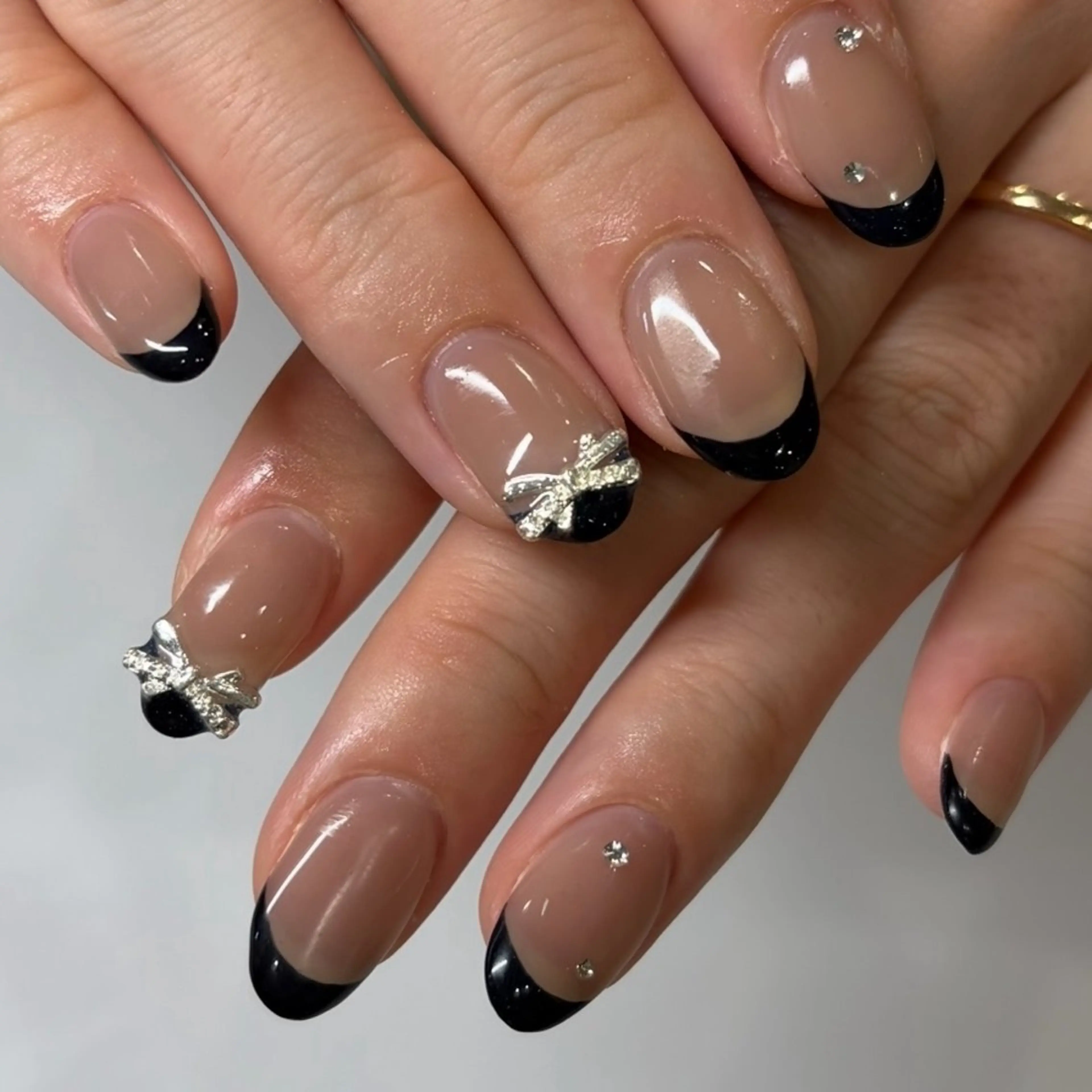 ネイル ハンドネイル 𝑟𝑖𝑠𝑎 🕯‎🤍のネイルデザイン