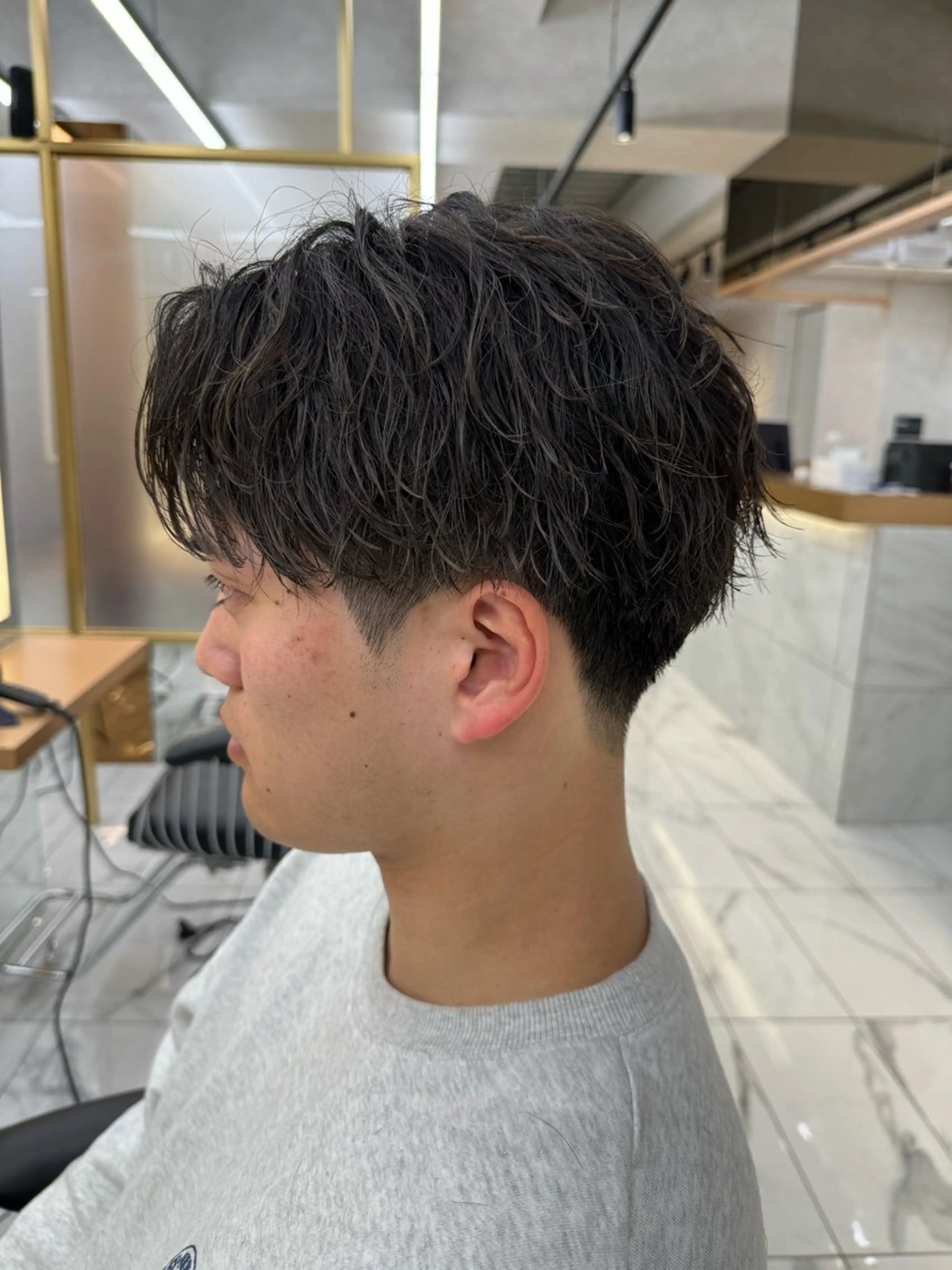 パーマ メンズ センターパート メンズパーマ 波巻きパーマ Miyu’s渋谷所属・ショート/ハイライト 無料‼️愛斗のヘアスタイル