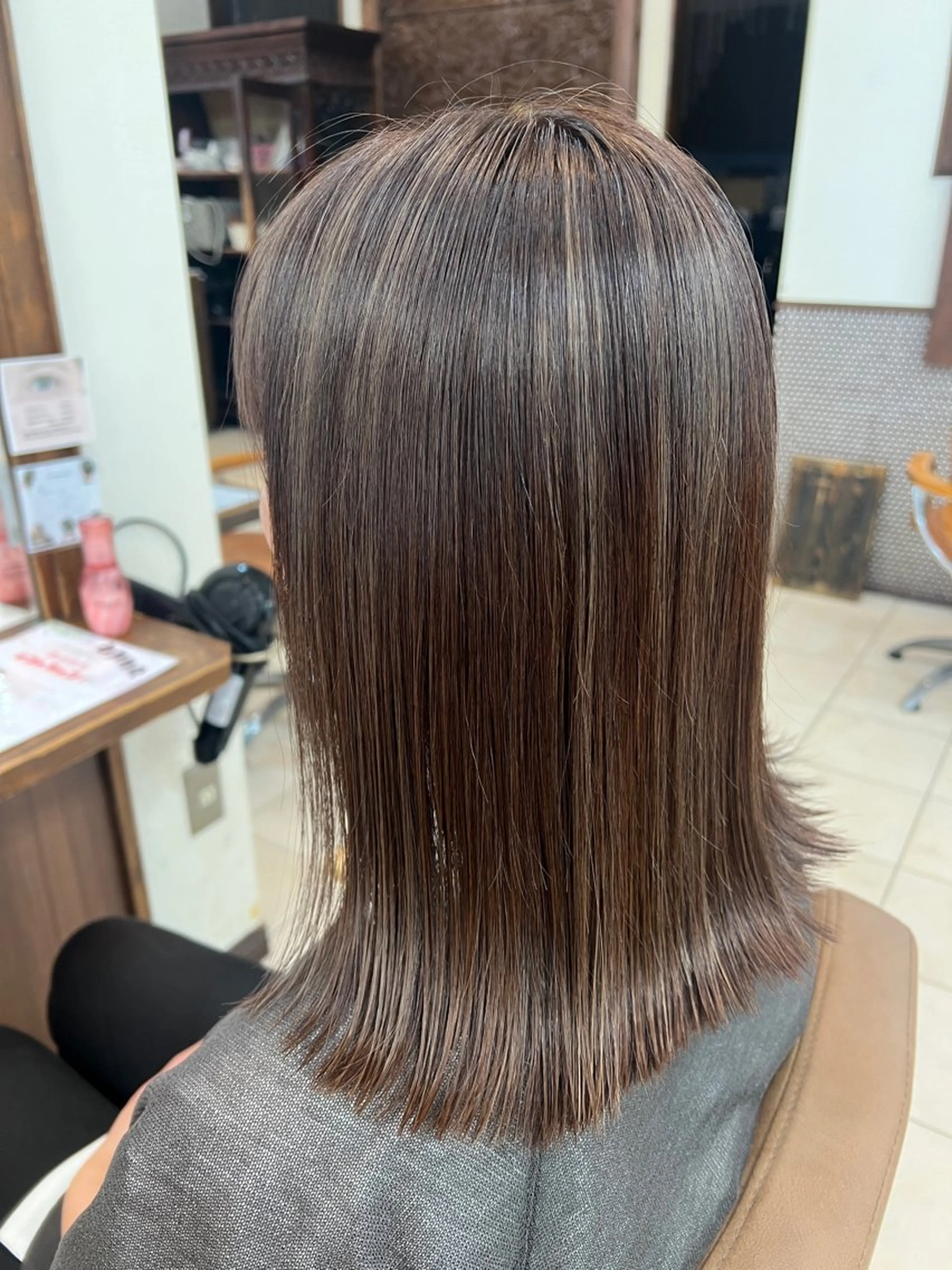 セミロング カラー グレージュ ハイライトカラー ハイライト ヘアカラー トリートメント 白髪ぼかし脱白髪染め 大塚綾のヘアスタイル