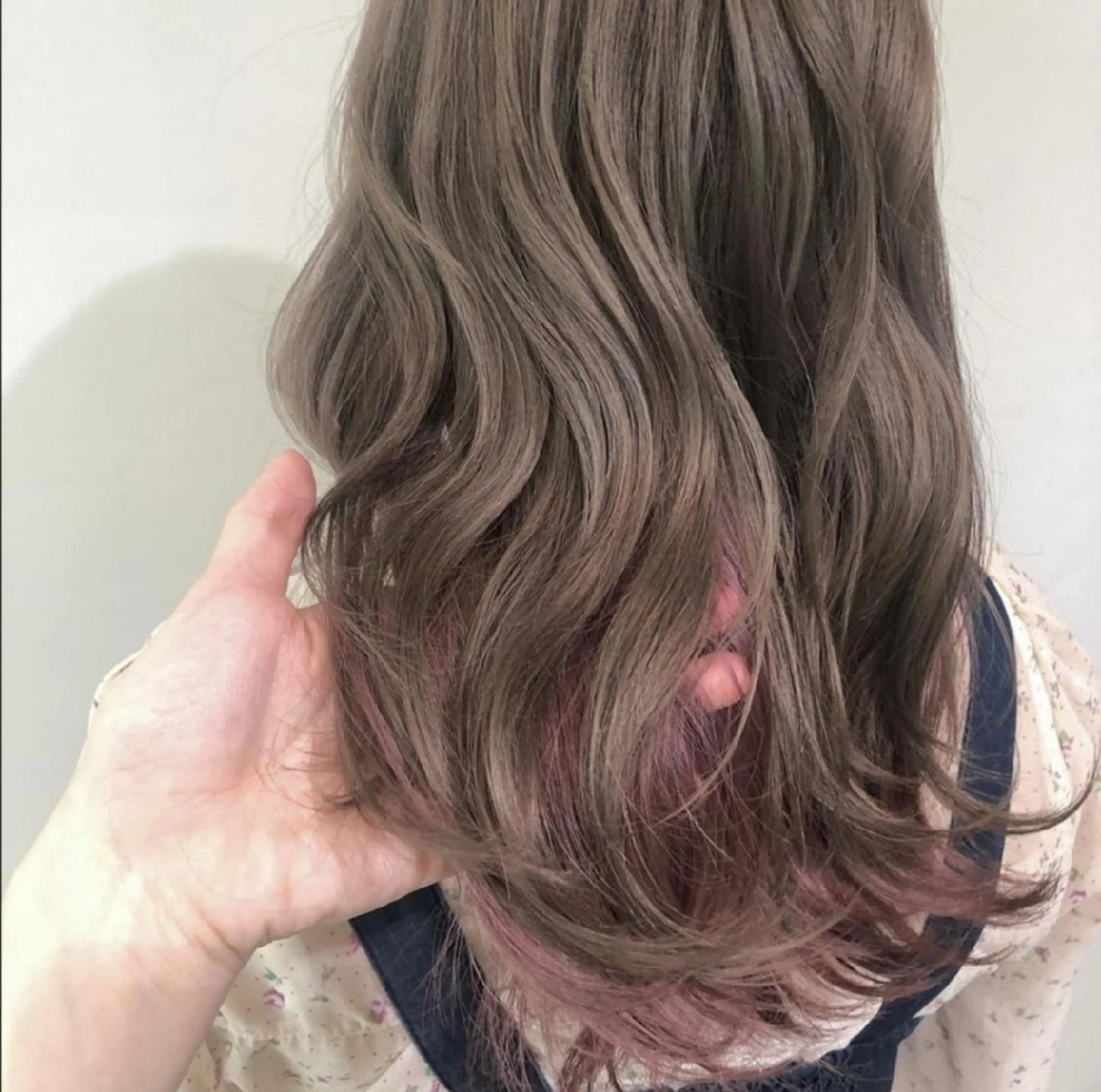 ミディアム カラー ベージュカラー インナーカラー ミルクティーベージュ ピンクカラー B.Chance所属・大友 琴羽のヘアスタイル