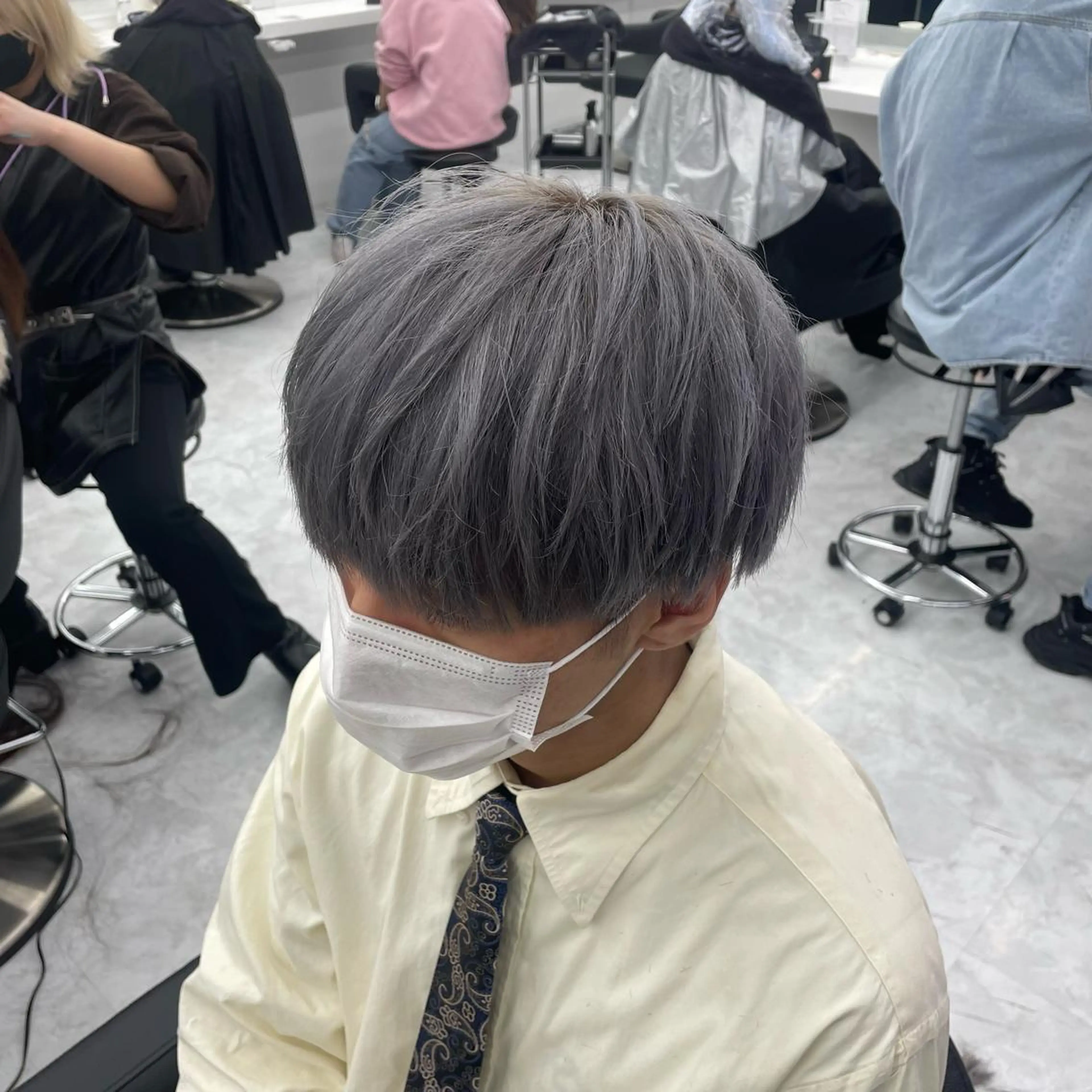 ショート カラー パーマ ヘアアレンジ メンズ マッシュ シルバー 韓国レイヤーカット /ダブルカラーのヘアスタイル