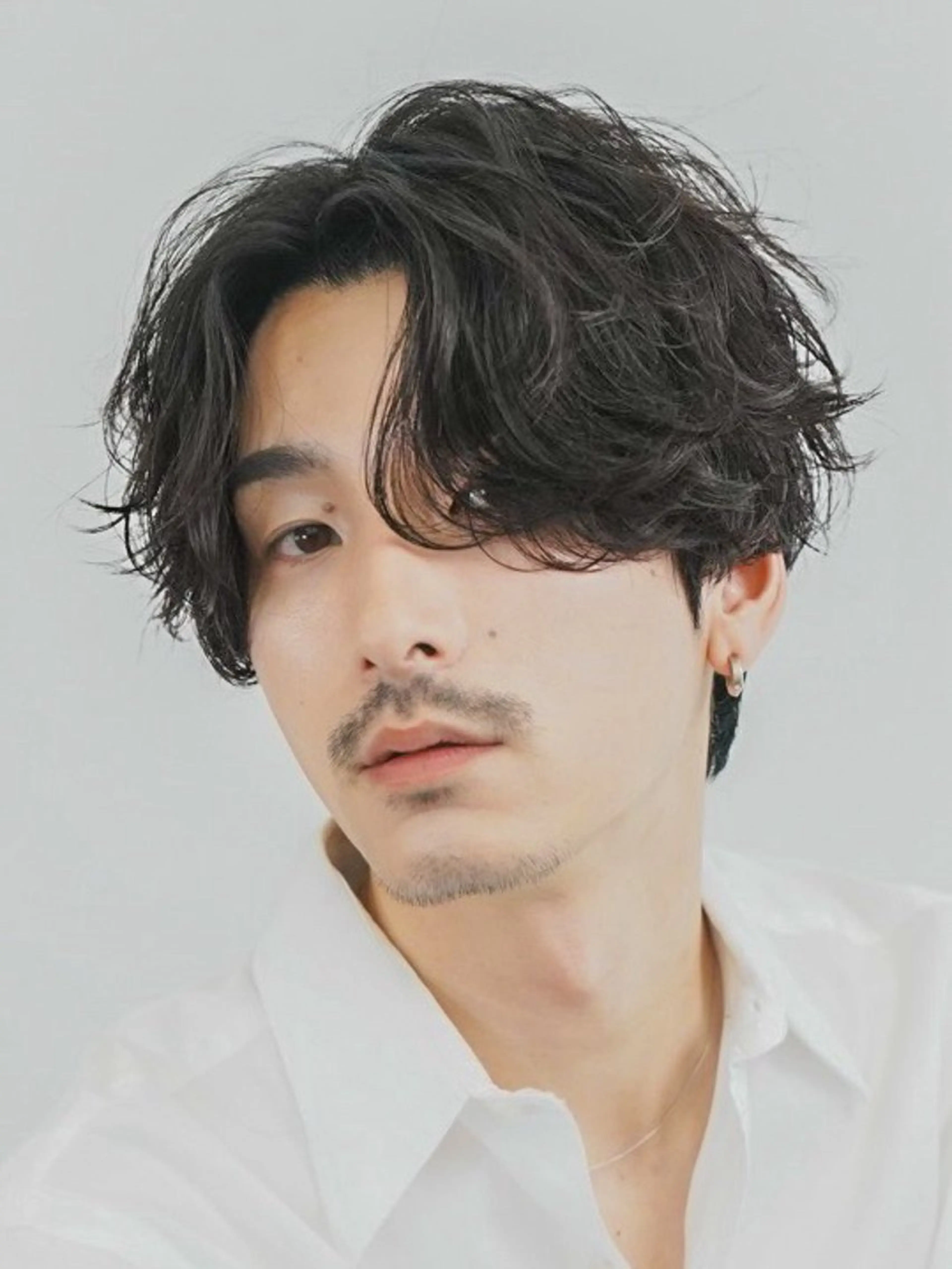 パーマ メンズ センターパート フェザーパーマ メンズパーマ パーマ fifth 原宿 波巻きパーマイノウエのヘアスタイル
