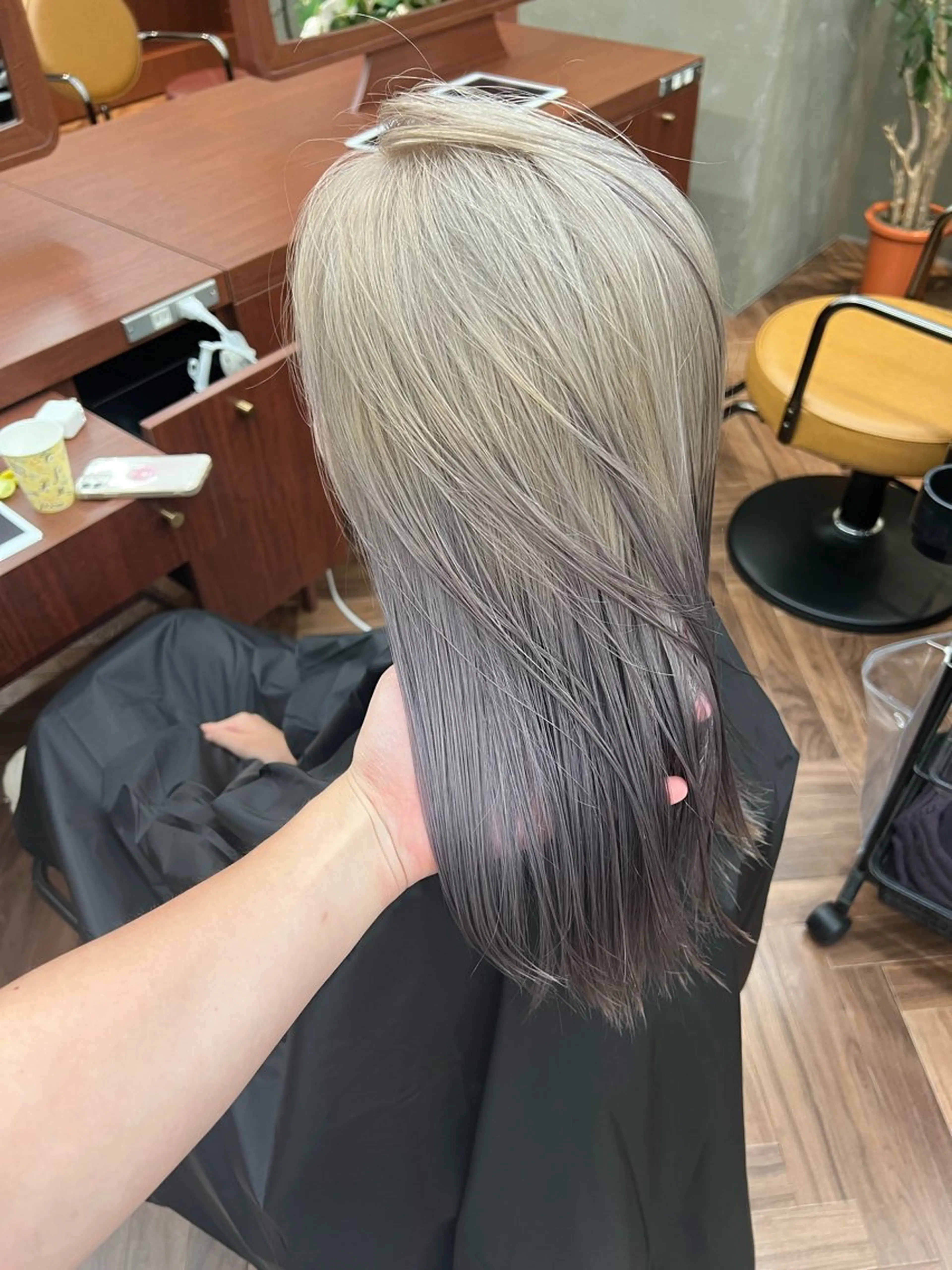ミディアム カラー アッシュ アッシュブラウン ブリーチ ブラウンカラー ケアブリーチ ヘアカラー トリートメント ヘアセット ニュアンスレイヤー ハイトーンカラーのヘアスタイル