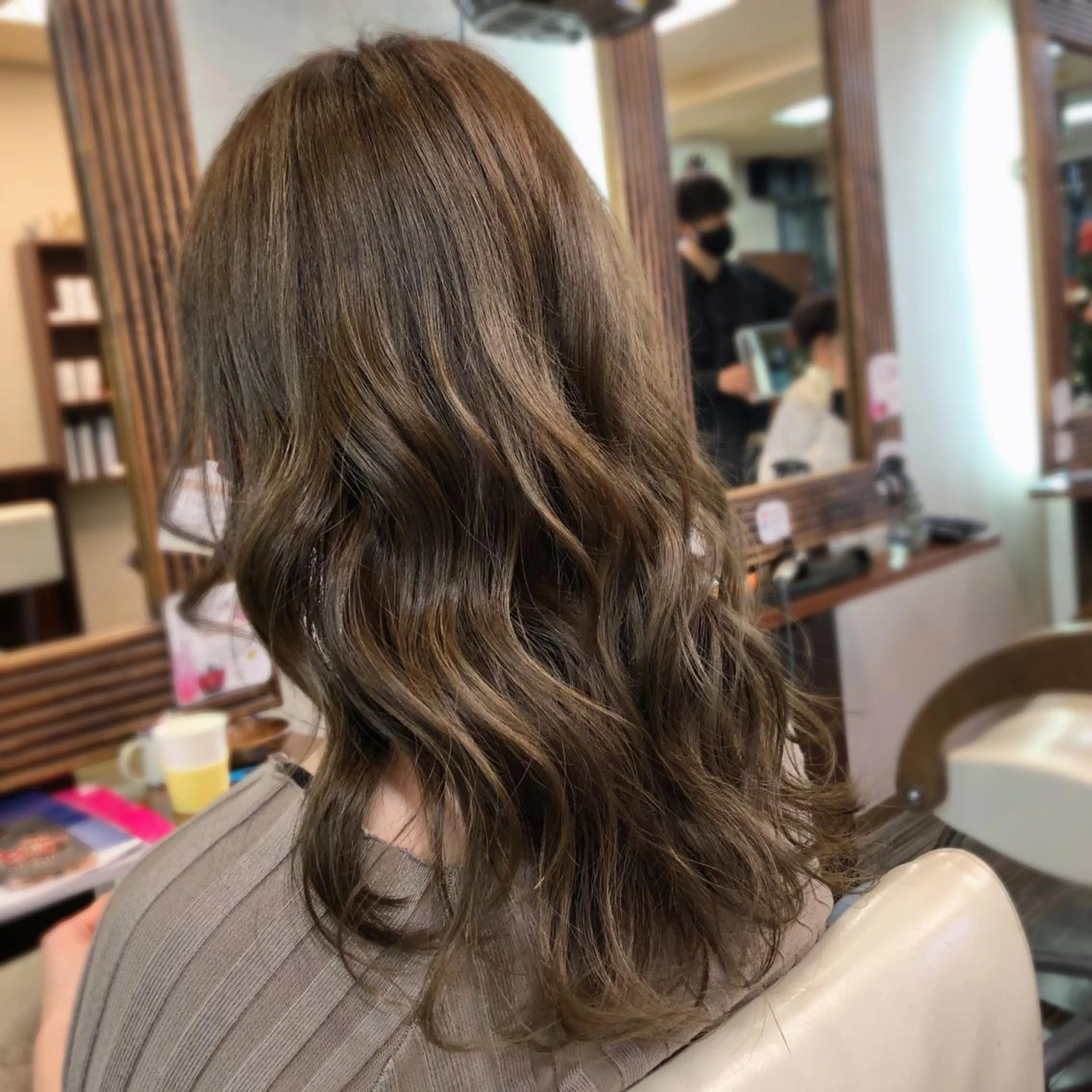 セミロング カラー ヘアカラー トリートメント 山崎 絵莉香のヘアスタイル