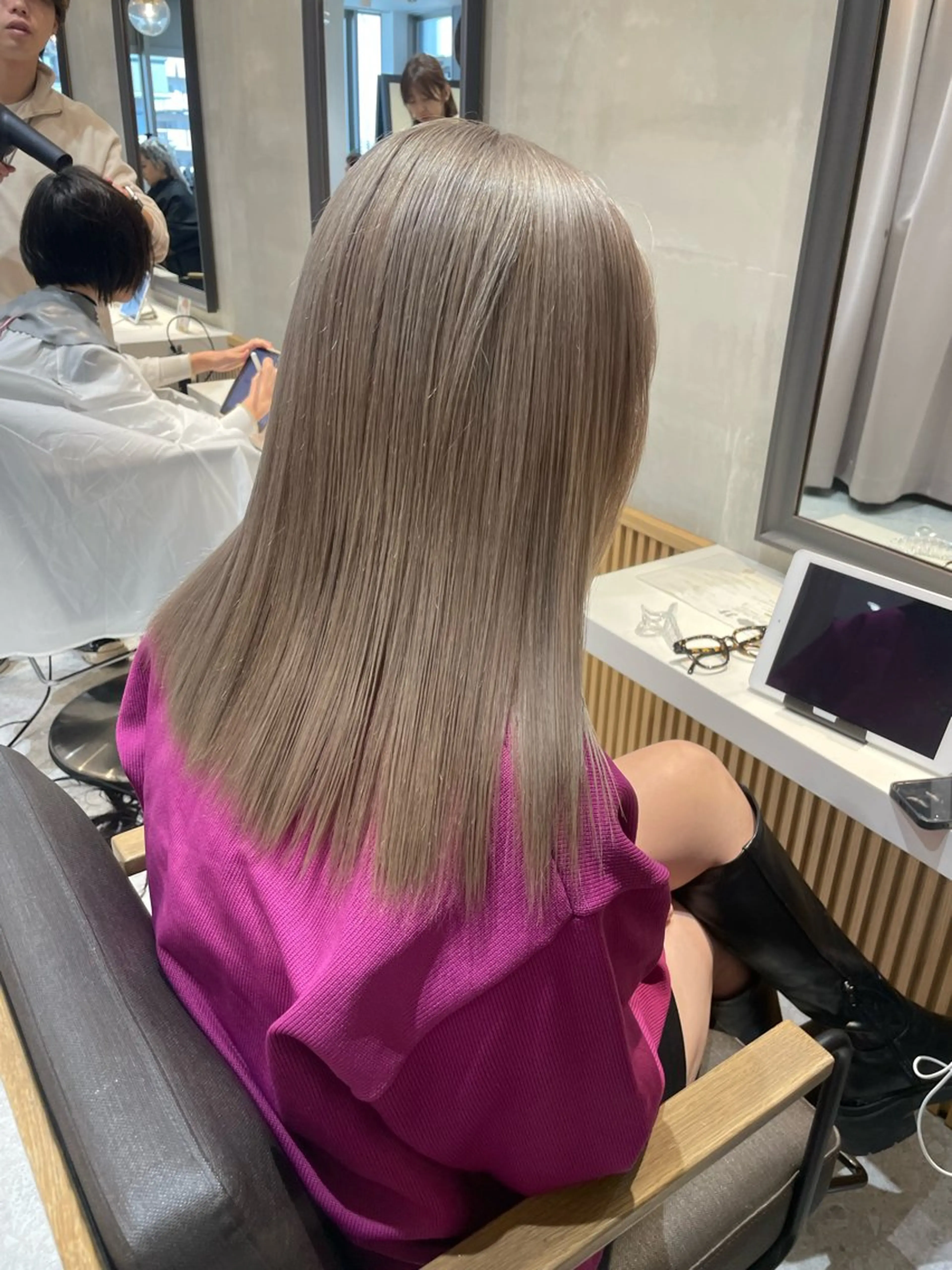 ミディアム カット 縮毛矯正 トリートメント 💛ブリーチ&カット LEON🩶のヘアスタイル