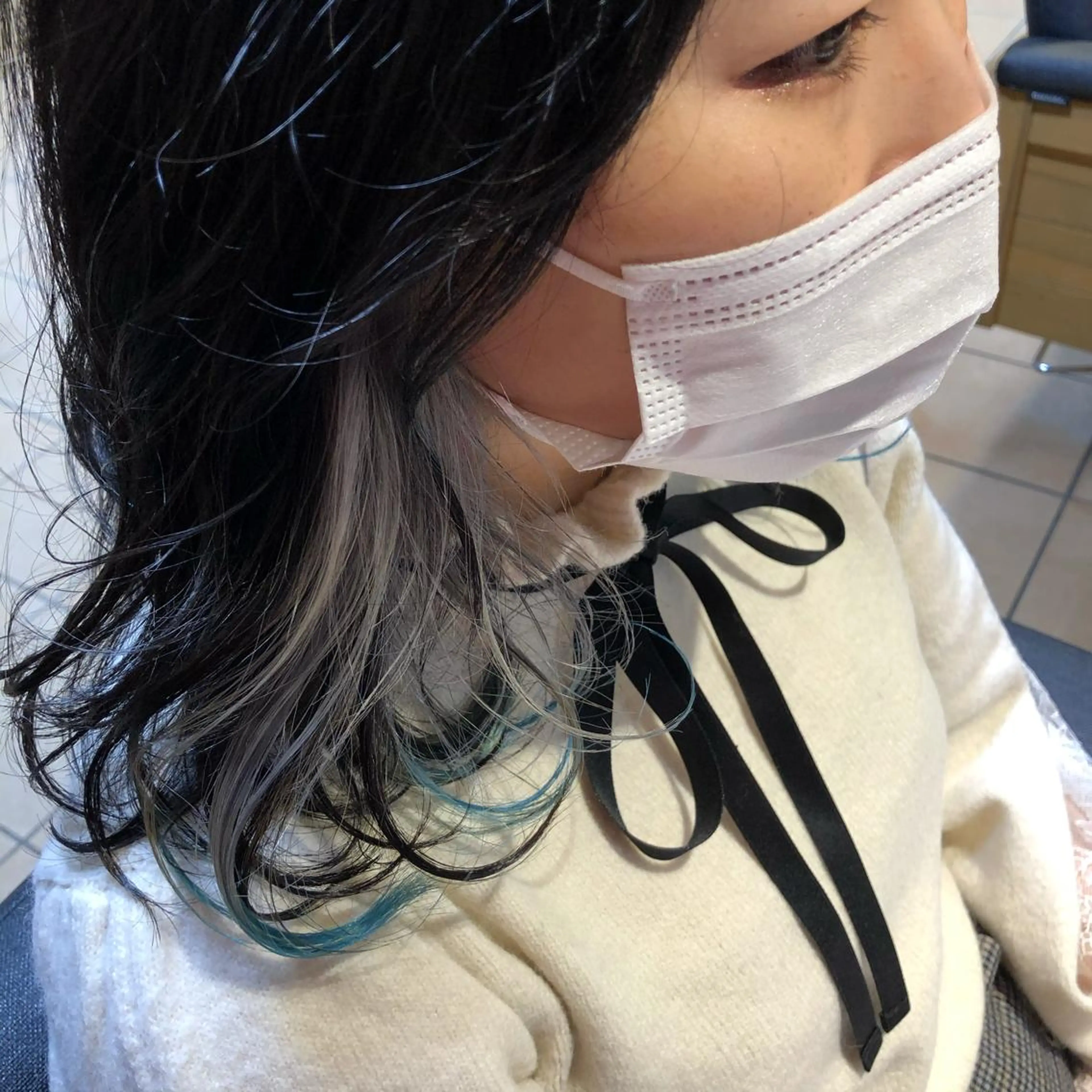 ミディアム カラー ブリーチ ブルーカラー イヤリングカラー グラデーションカラー シルバー ヘアカラー トリートメント AMANE🌼 ハヤシサオリのヘアスタイル