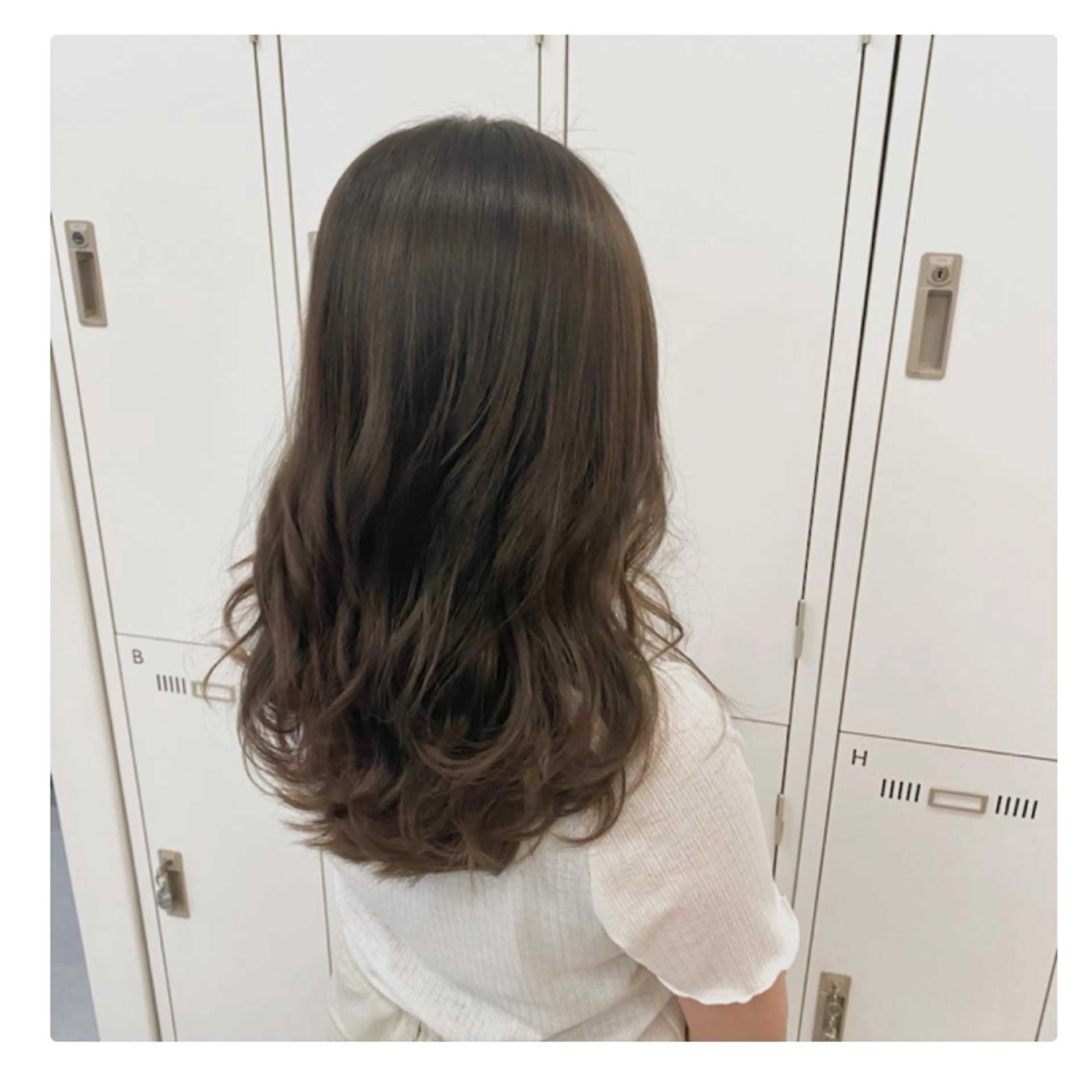 セミロング カラー カット ヘアカラー トリートメント YUNA ユウナのヘアスタイル