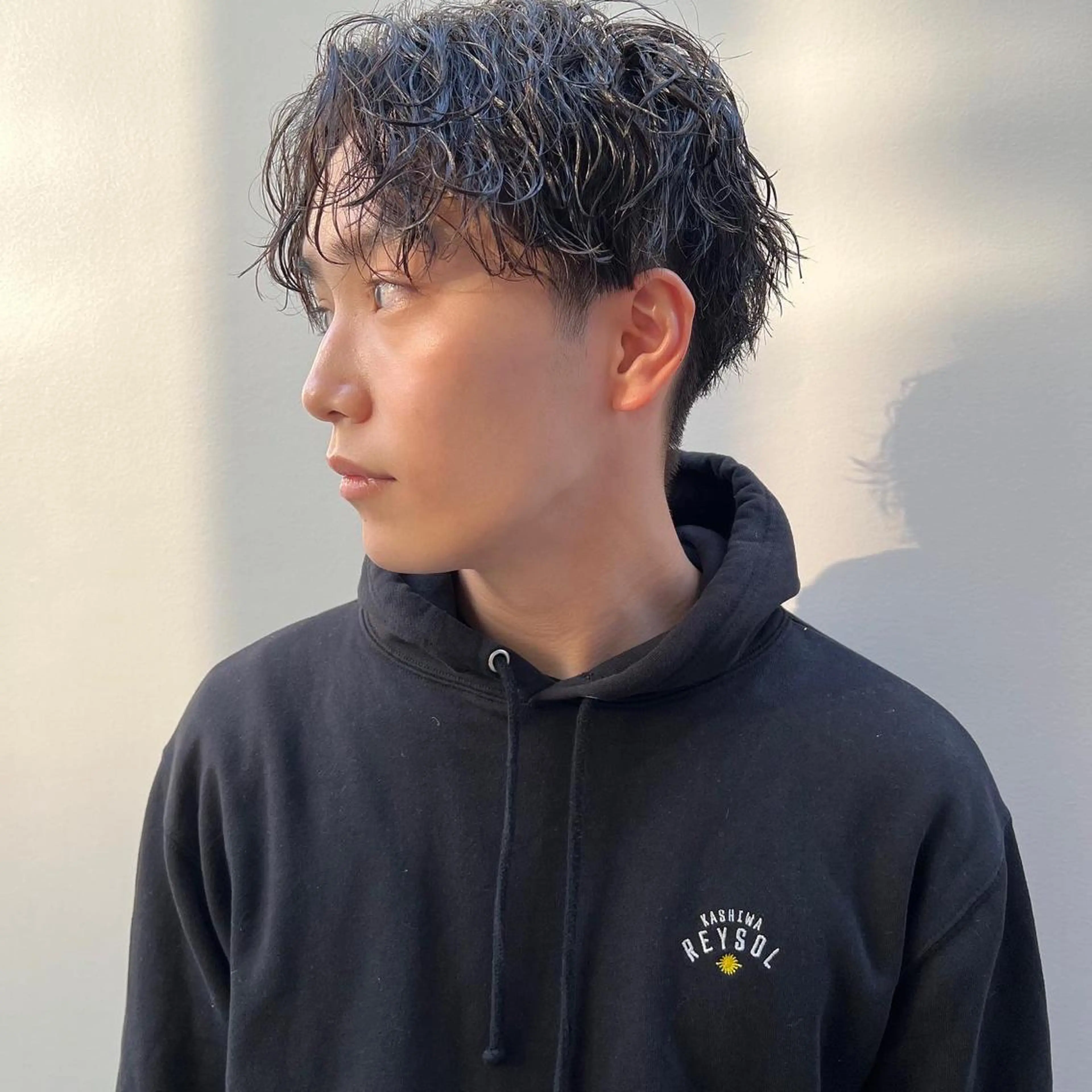 パーマ メンズ メンズハイトーン カルマパーマ メンズ韓国風 マッシュウルフ マッシュ SALOWIN表参道店所属・マンツーマン×半個室 まちだきょうすけのヘアスタイル