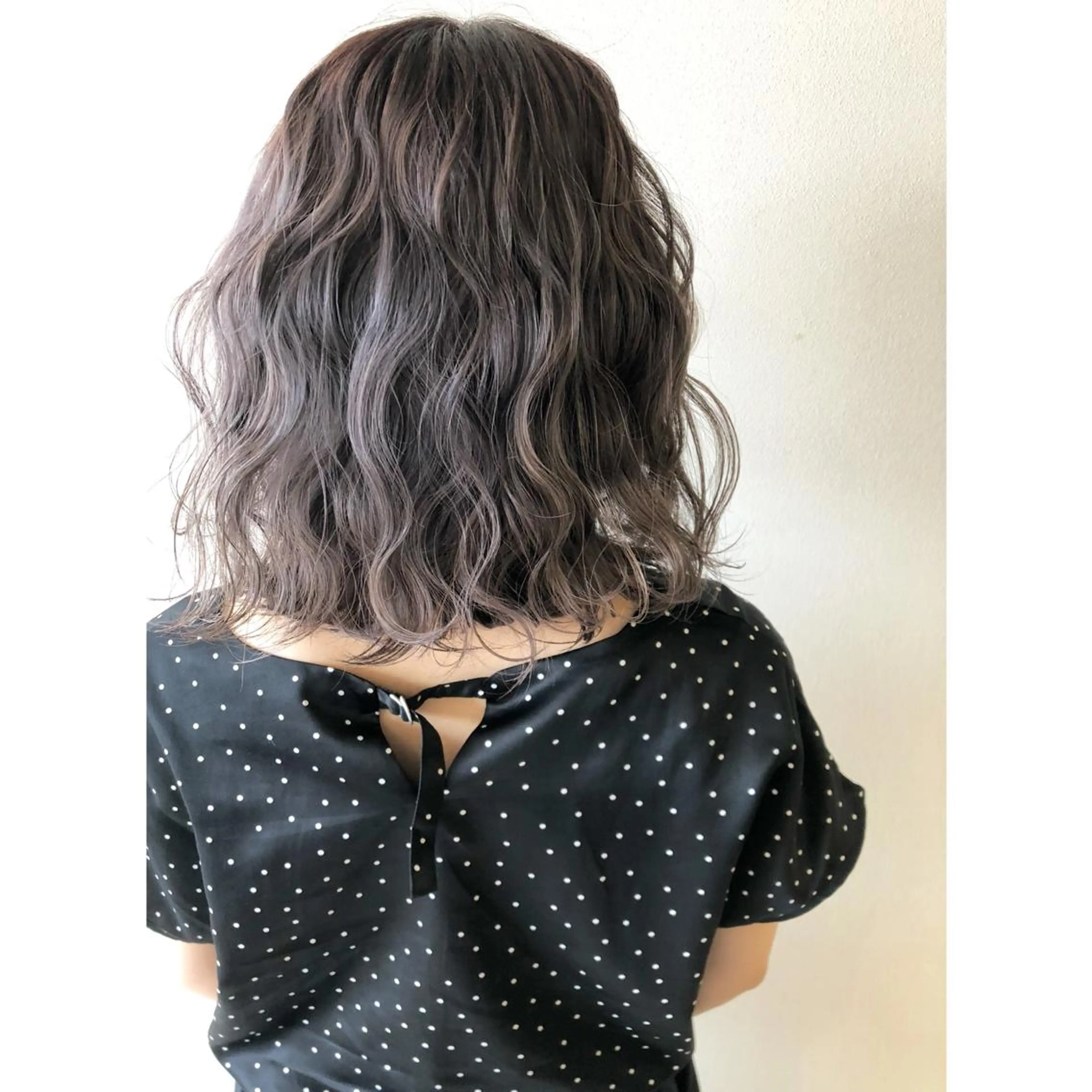 ミディアム カラー 切りっぱなしボブ アッシュ ブリーチ ダブルカラー イルミナカラー ママ美容師 マリンさんのヘアスタイル