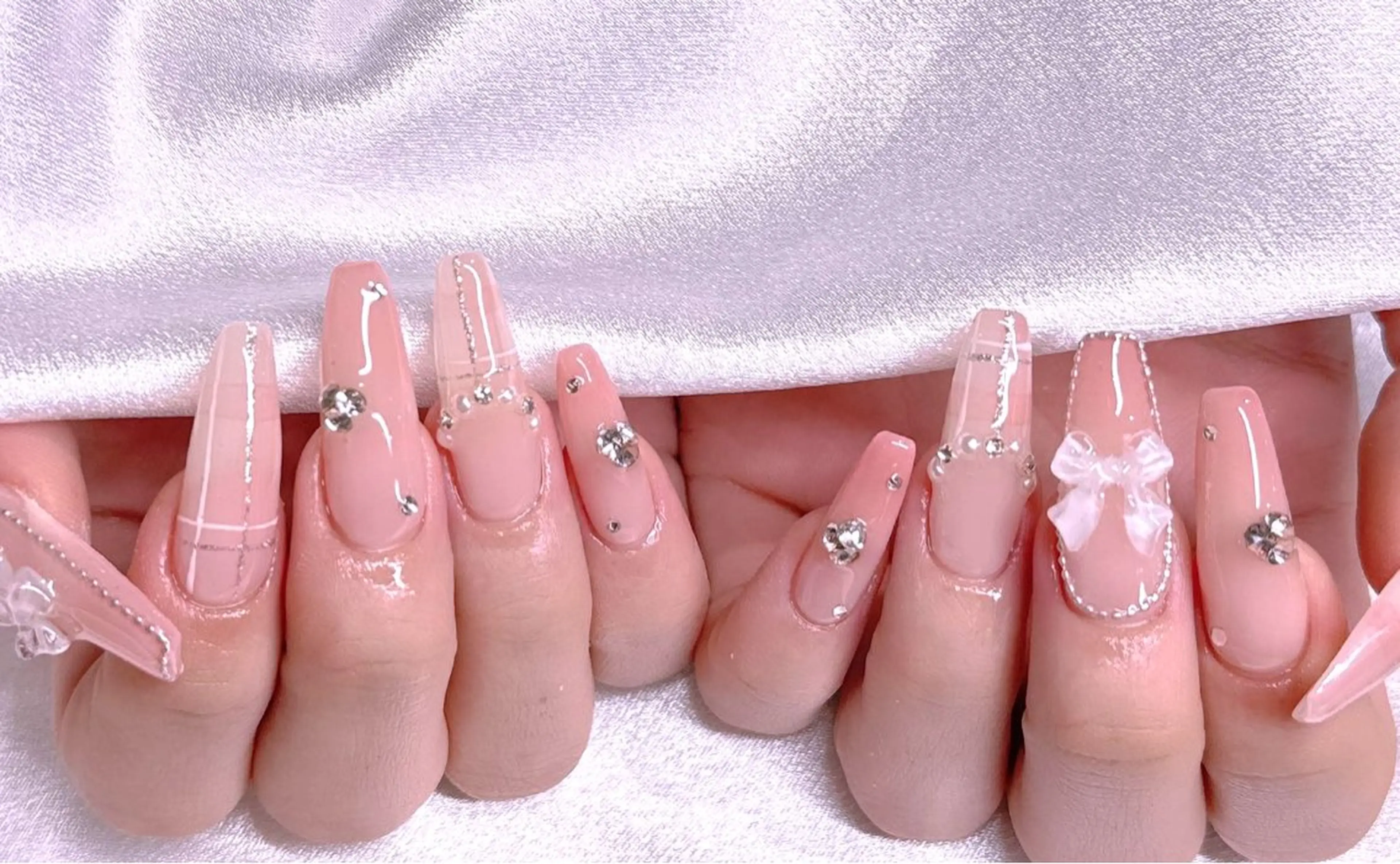 ネイル ブルー チークネイル フレンチネイル ハート ホログラムネイル ハンドネイル 美爪パラジェル導入店 Sunnilyのネイルデザイン