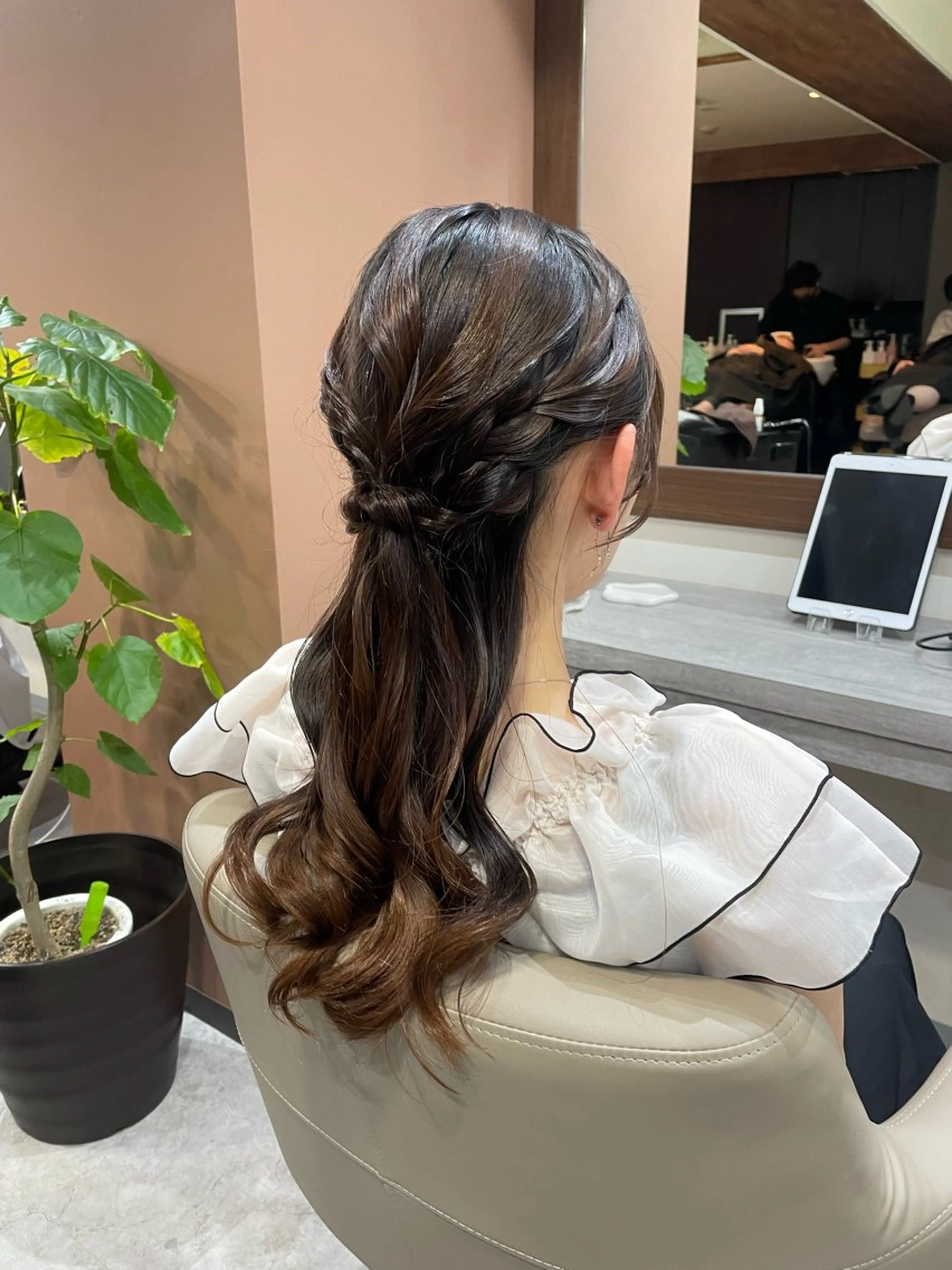 ロング ヘアアレンジ ハーフアップ ヘアセット 韓国風パーマ/耳つぼ ヘアセット/みづきのヘアスタイル