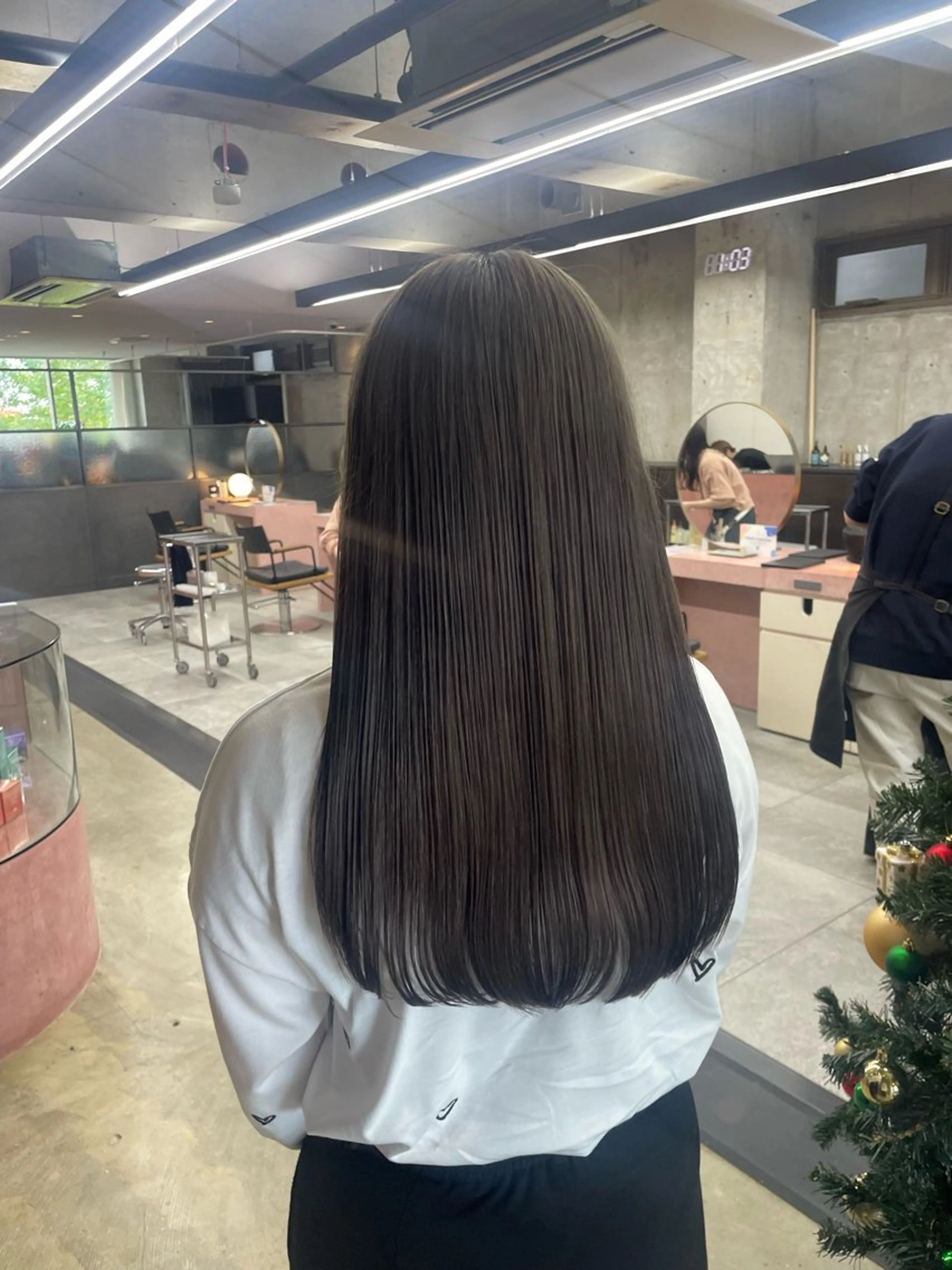 ロング ヘアカラー 鈴木瑛里／ブロンド ベージュ／ピンクのヘアスタイル