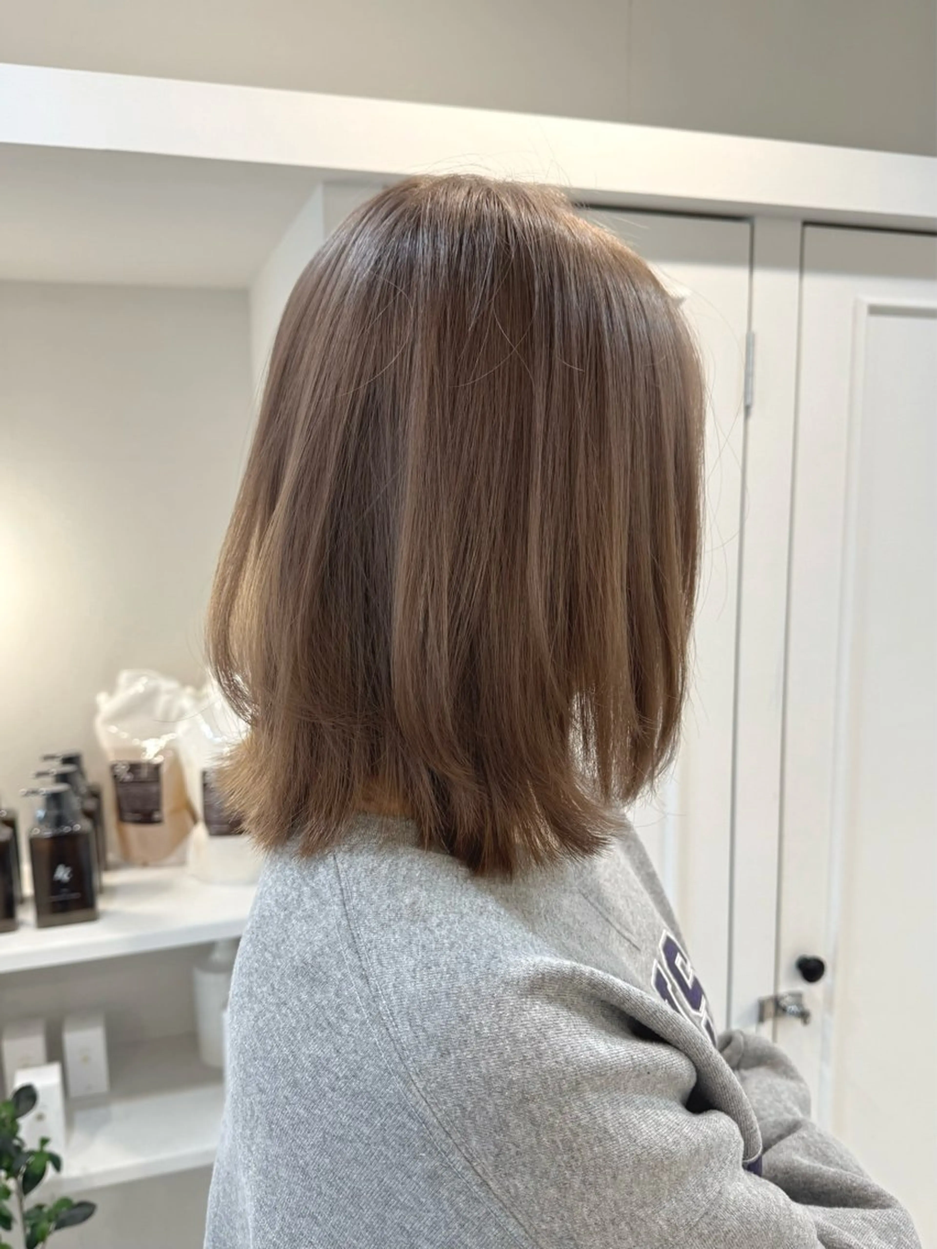 ミディアム カラー ヘアアレンジ ブリーチ ケアブリーチ グレージュ ミルクティーグレージュ カット ヘアカラー SALOWIN京都河原町Suite店所属・外国人風レイヤー/ ハイトーンSHUのヘアスタイル