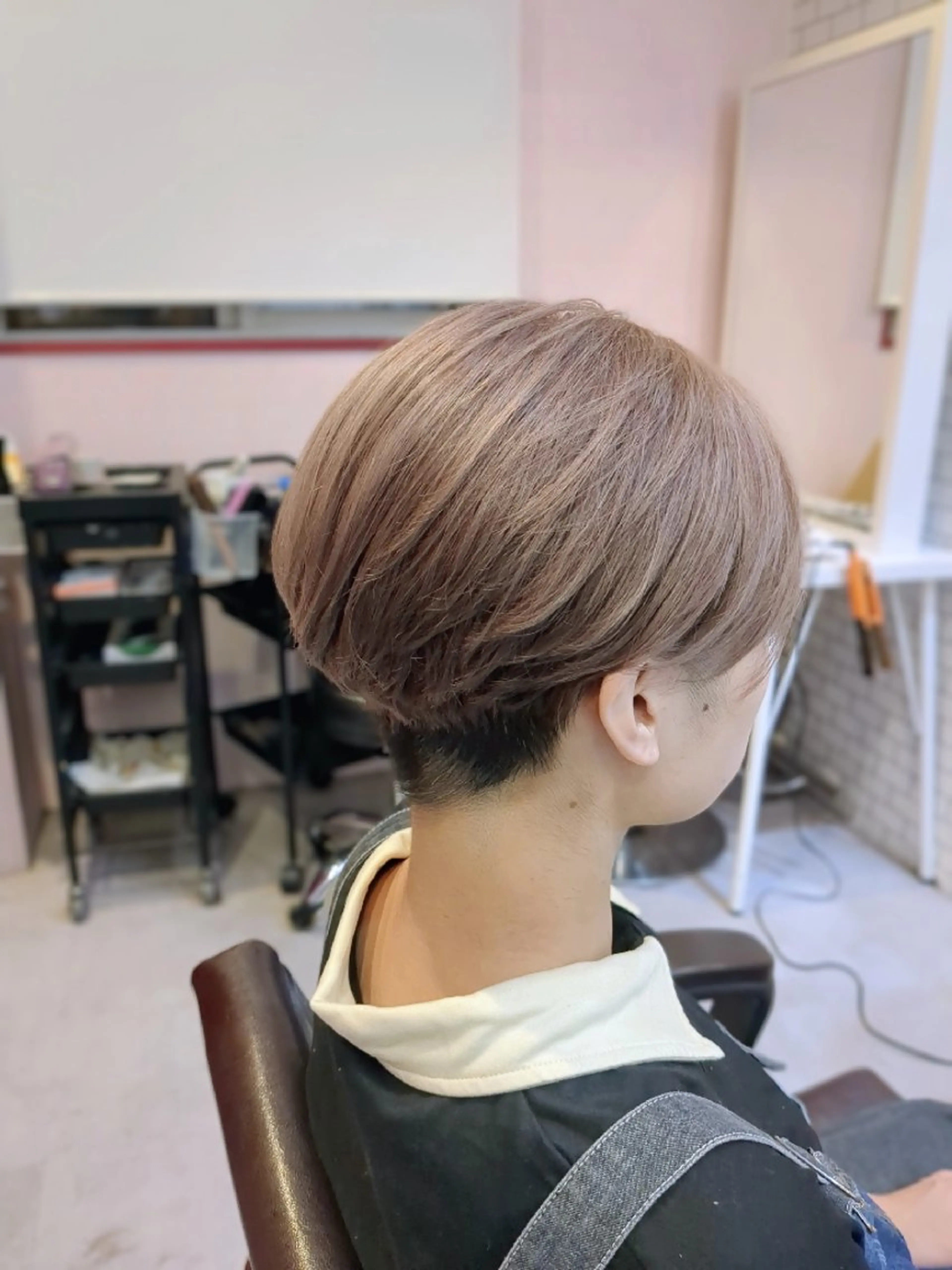 ショート カラー ブリーチ グレージュ シルバー シルバーグレージュ ショートヘア アグヘアーヴィズ 永山店所属・菅原 涼のヘアスタイル