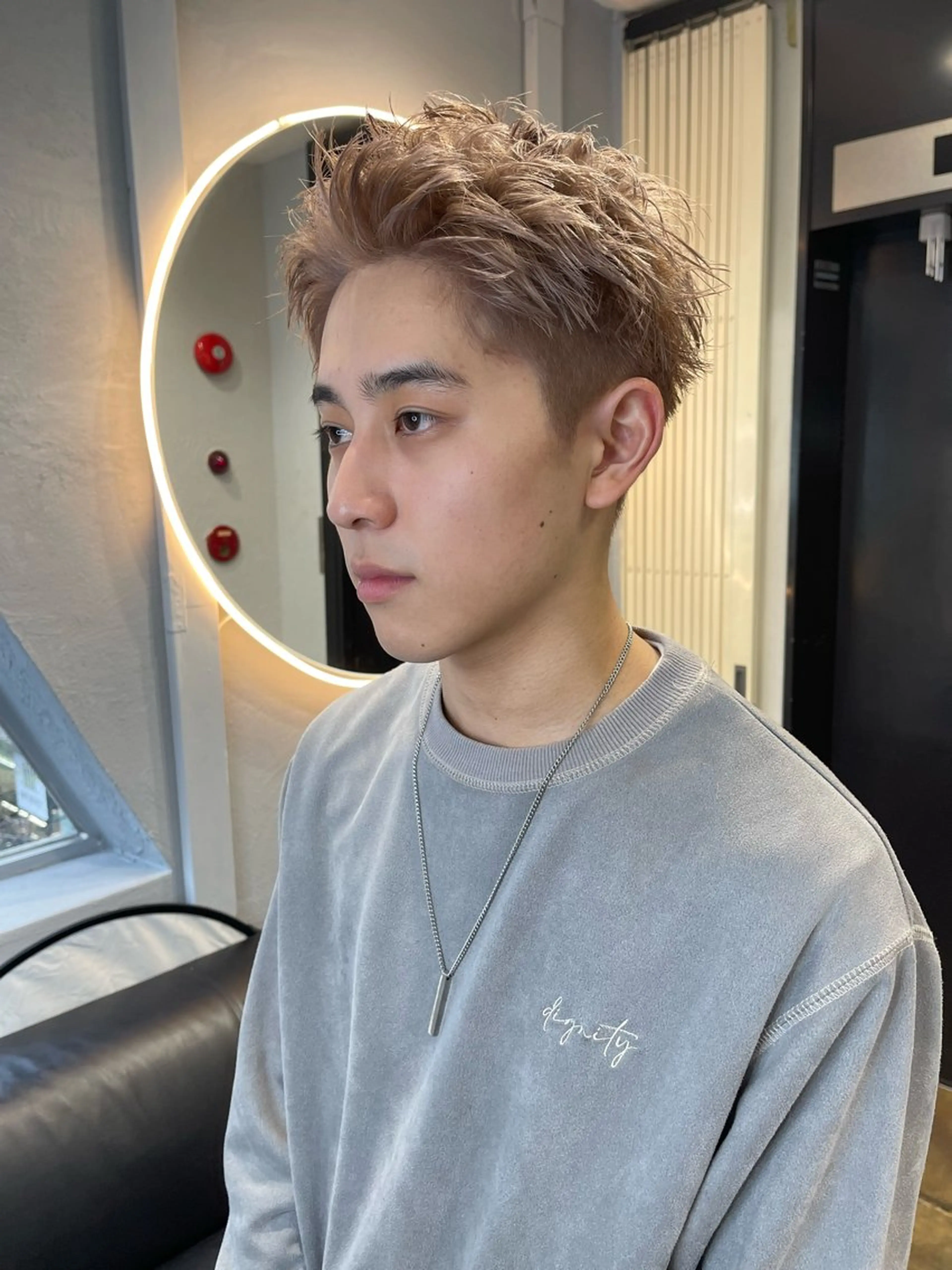 ショート カラー ベージュカラー ブリーチ ケアブリーチ デザインカラー ダブルカラー カット ヘアカラー トリートメント 宮崎　達也 ブリーチ／レイヤーのヘアスタイル