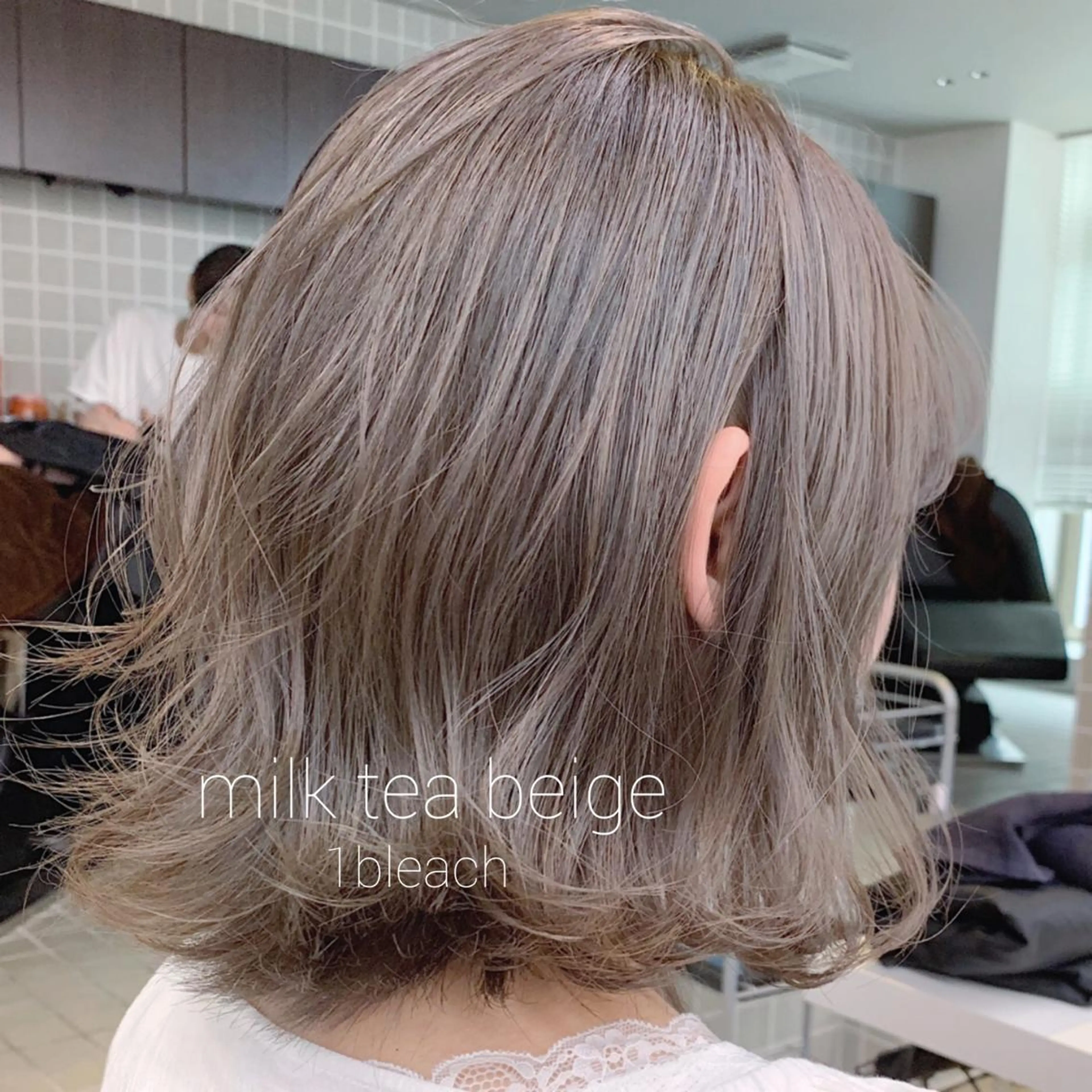 ショート カラー ベージュカラー ブリーチ ミルクティーベージュ ヘアカラー ヘアセット 柔らかbeige モトキのヘアスタイル