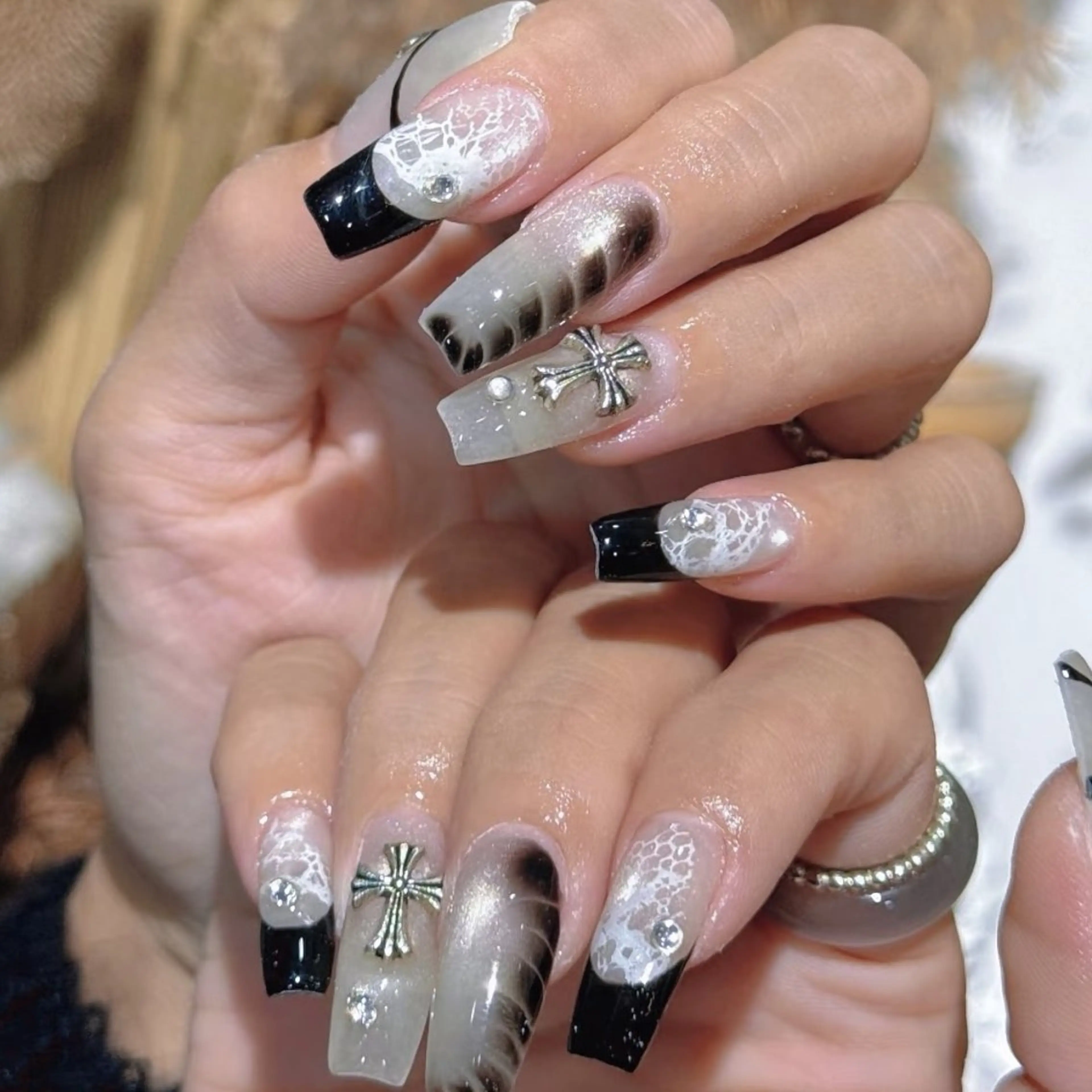 ネイル チークネイル フレンチネイル ジェルネイル ガーリー キラキラネイル ハンドネイル UM Nail Salonのネイルデザイン