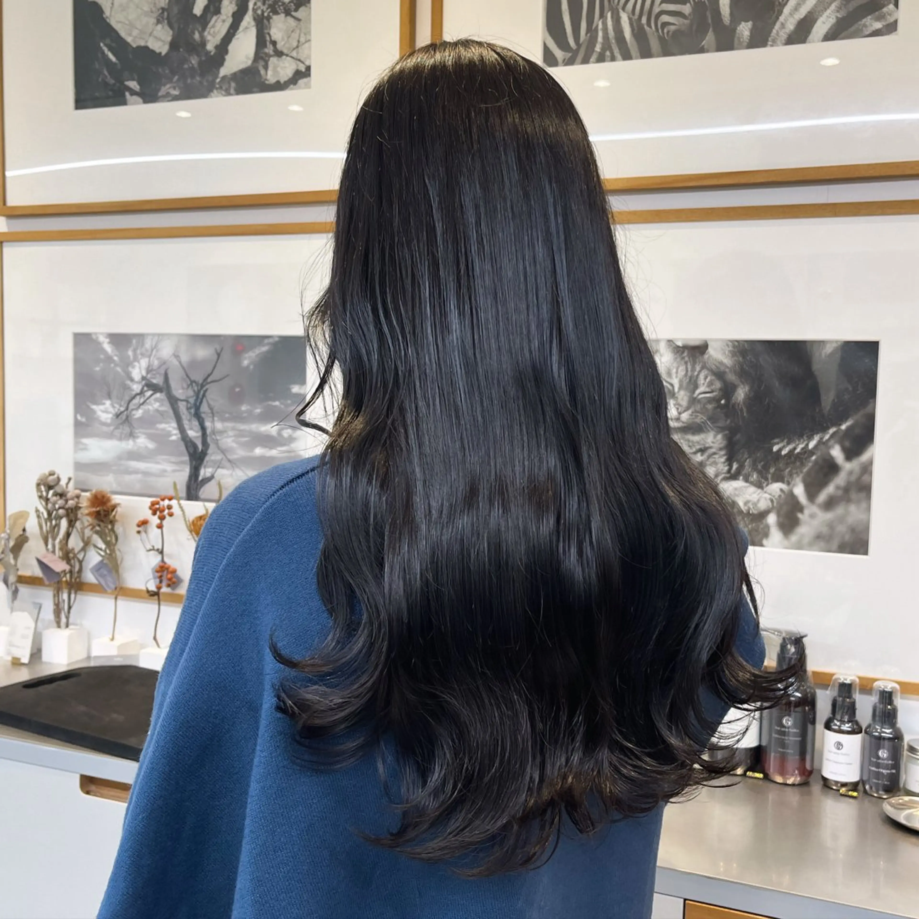 ロング カラー 黒髪 ブルーカラー ブルーブラック グレーブラック ナチュラルブラック ヘアカラー トリートメント ヘッドスパ ヘアセット カジュアルを女っぽく 𝗮𝘆𝗮𝗰𝗼のヘアスタイル
