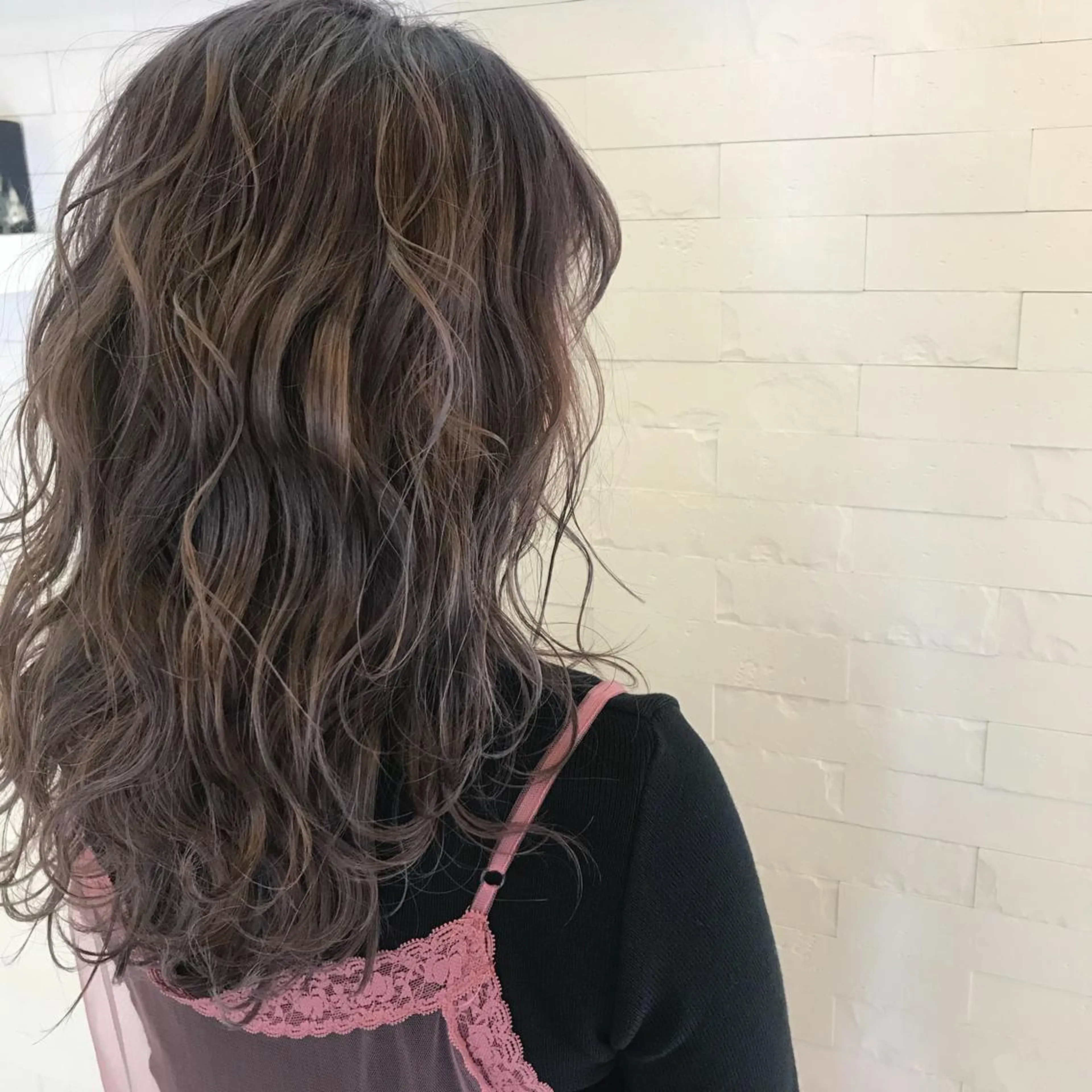 ロング カラー ブリーチ イルミナカラー ラベンダーカラー ハイライト✖️ 暗髪🤎Nahoのヘアスタイル