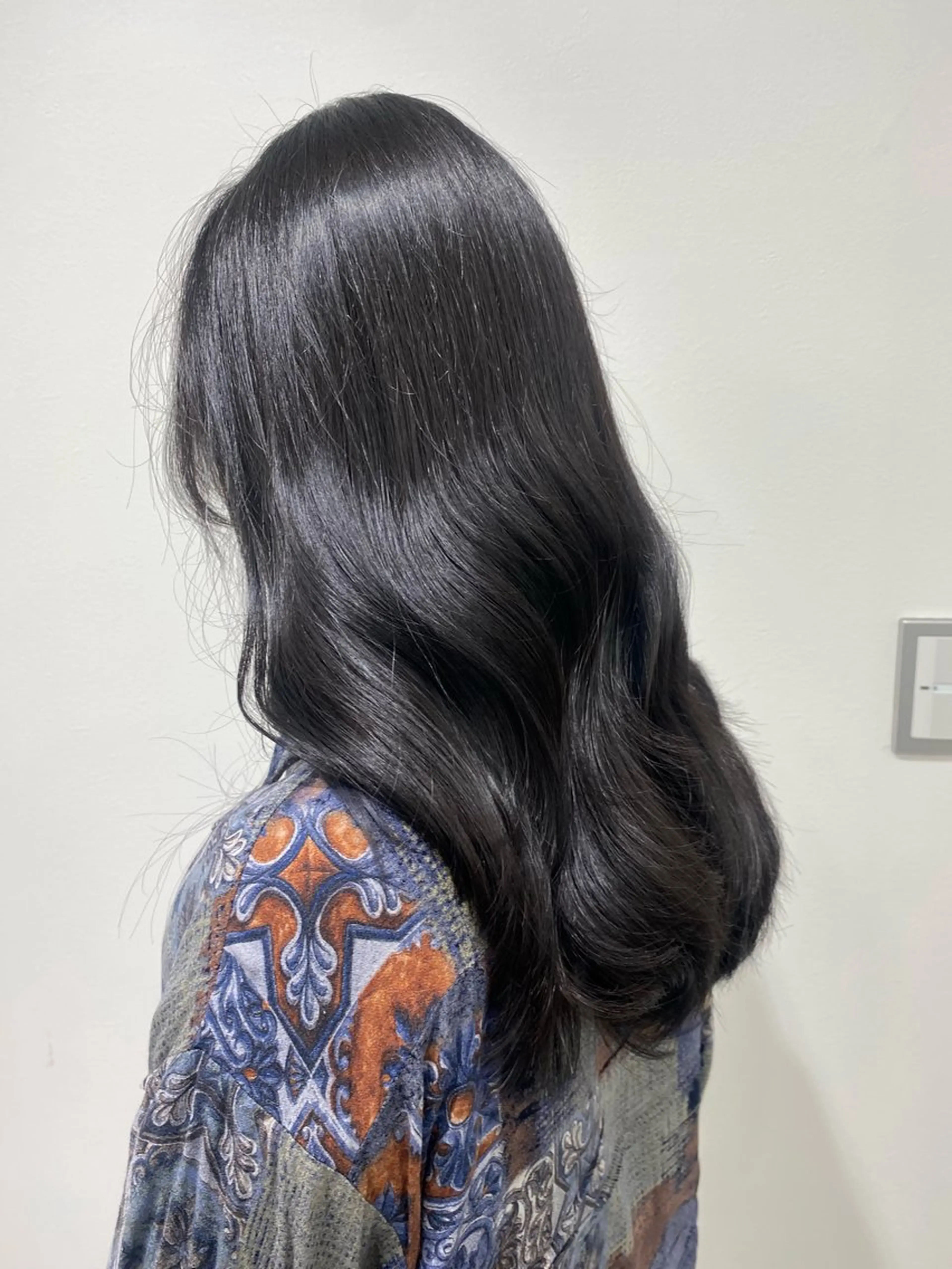 セミロング カラー グレージュ カーキグレージュ レイヤーカット カット ヘアカラー トリートメント anli所属・tomomi /レイヤーカットのヘアスタイル