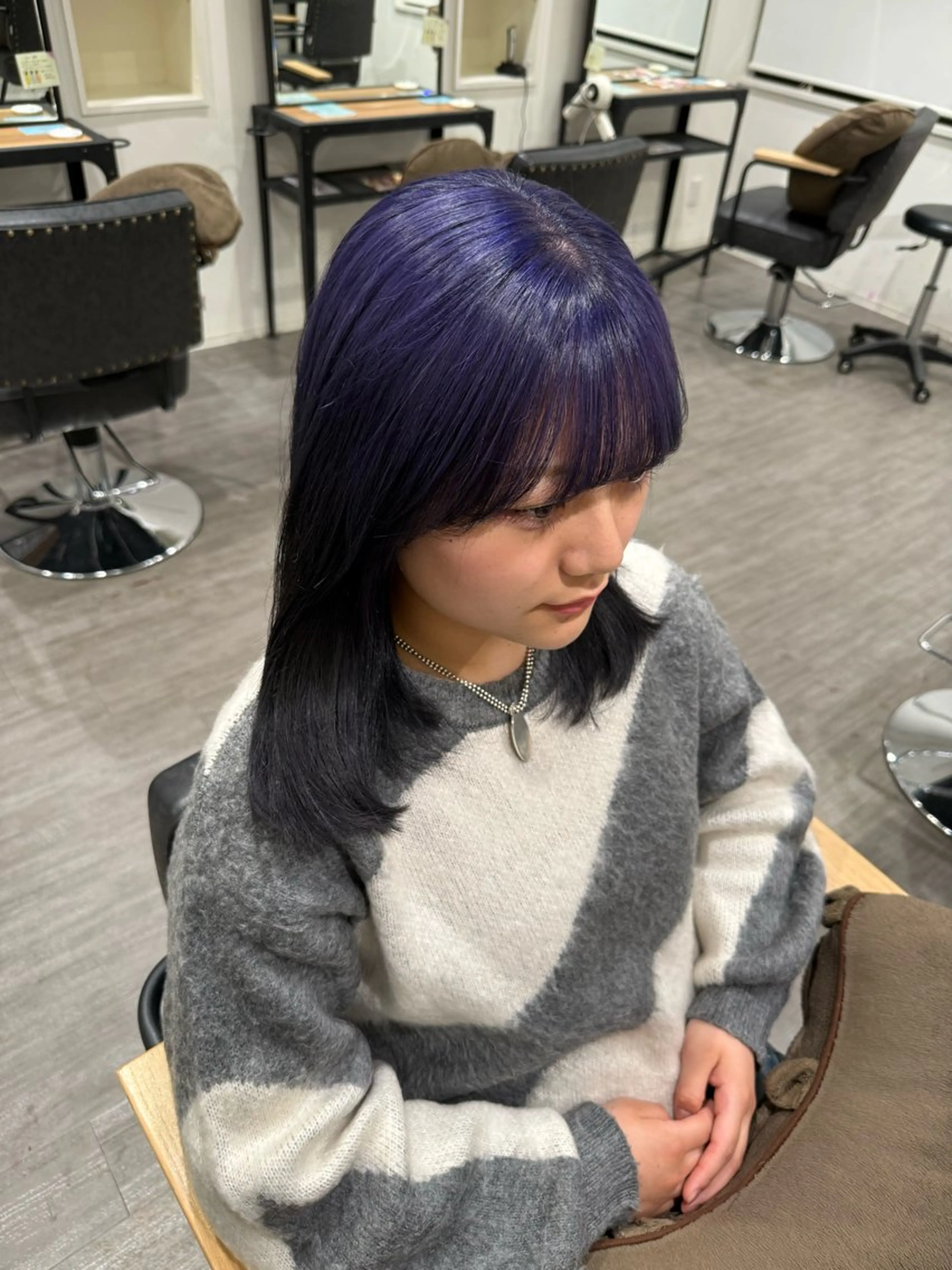 ミディアム カラー ダークグレー ラベンダーカラー カット ヘアカラー トリートメント 上田 紗也のヘアスタイル