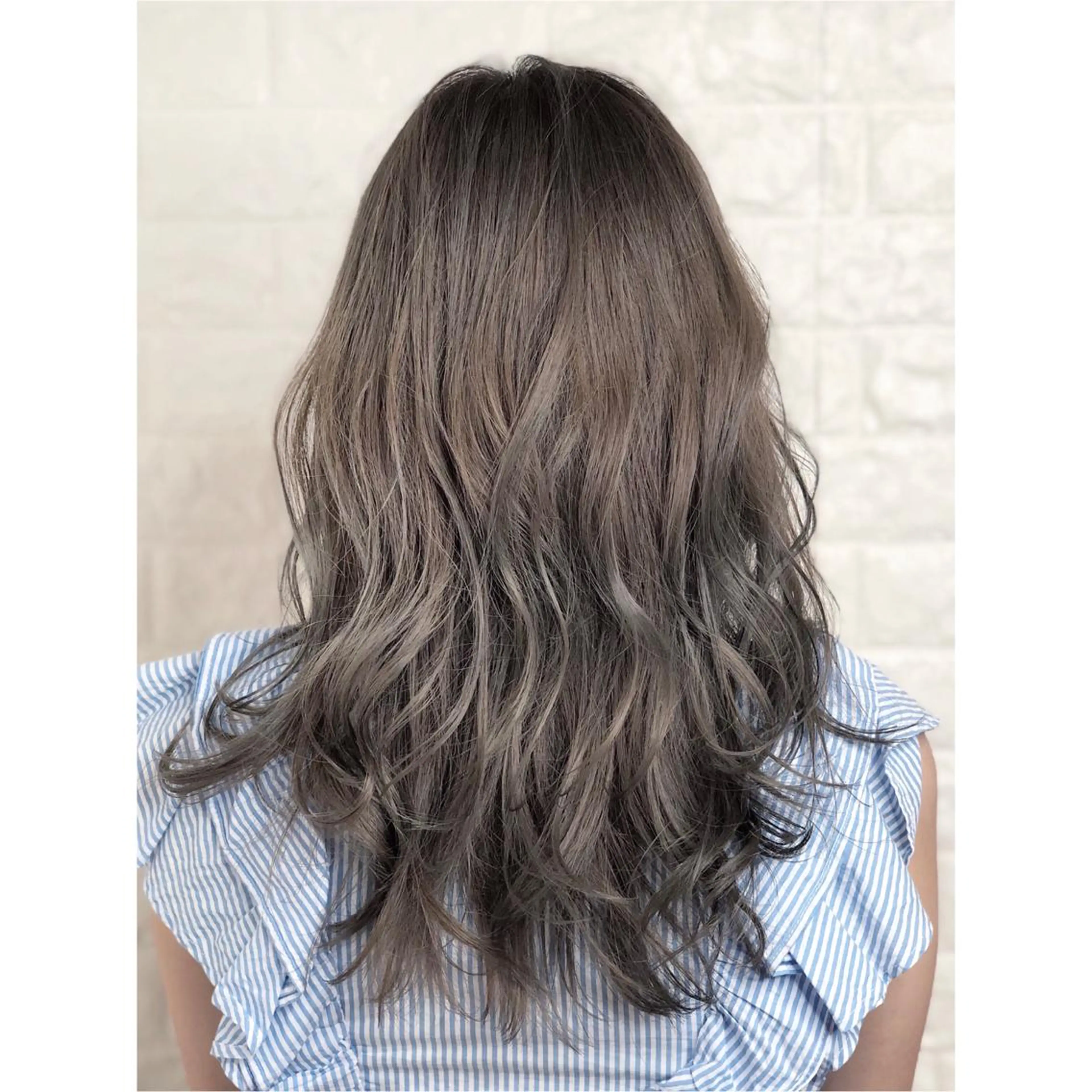 セミロング カラー アッシュ ベージュカラー ブリーチ 透明感カラー 外国人風カラー KIZU 髪質改善 オカルト怪談のヘアスタイル