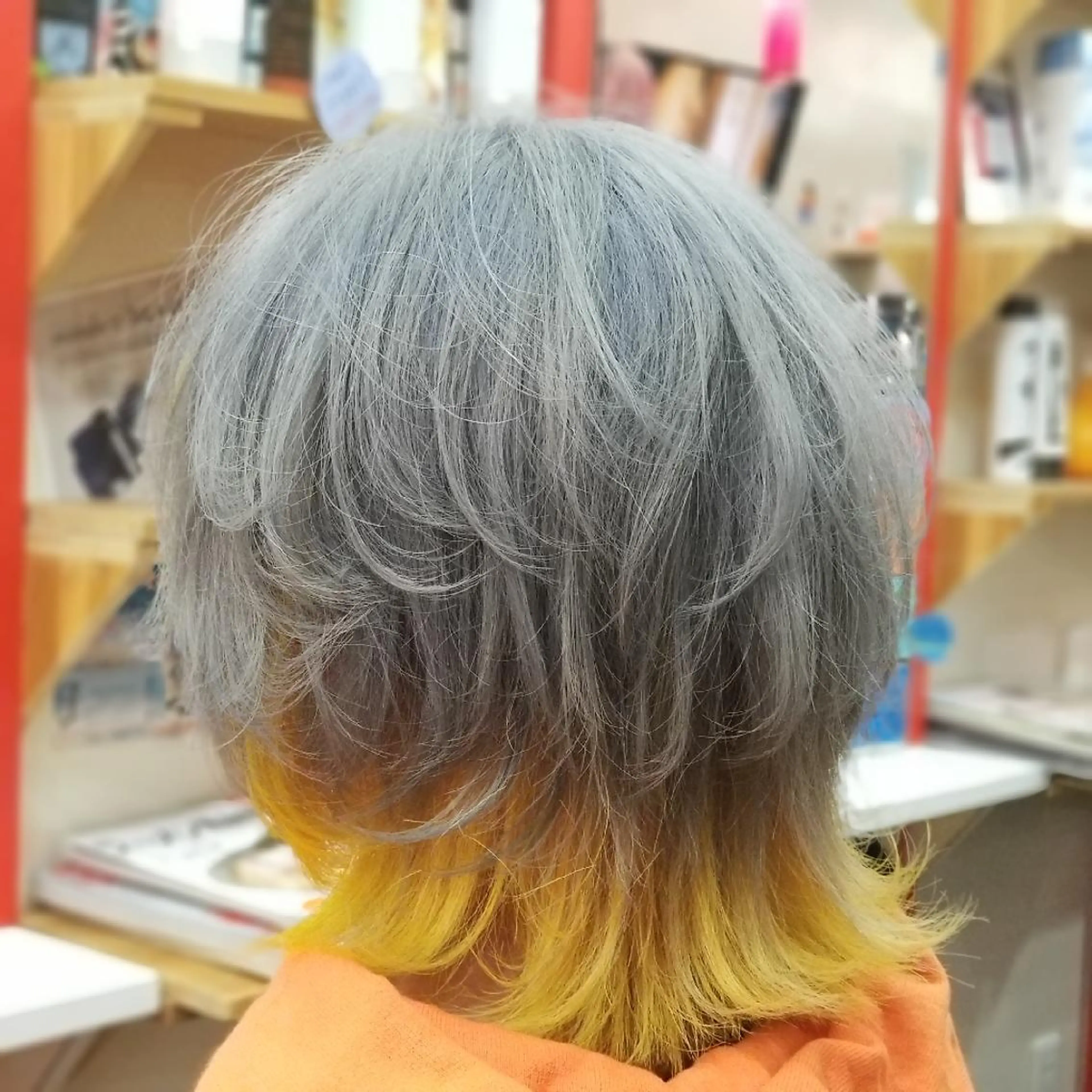 ショート カラー ブリーチ シルバー イエローカラー 外ハネヘア ウルフカット ヘアカラー 植田 修平/エクステ /髪質改善カラーのヘアスタイル