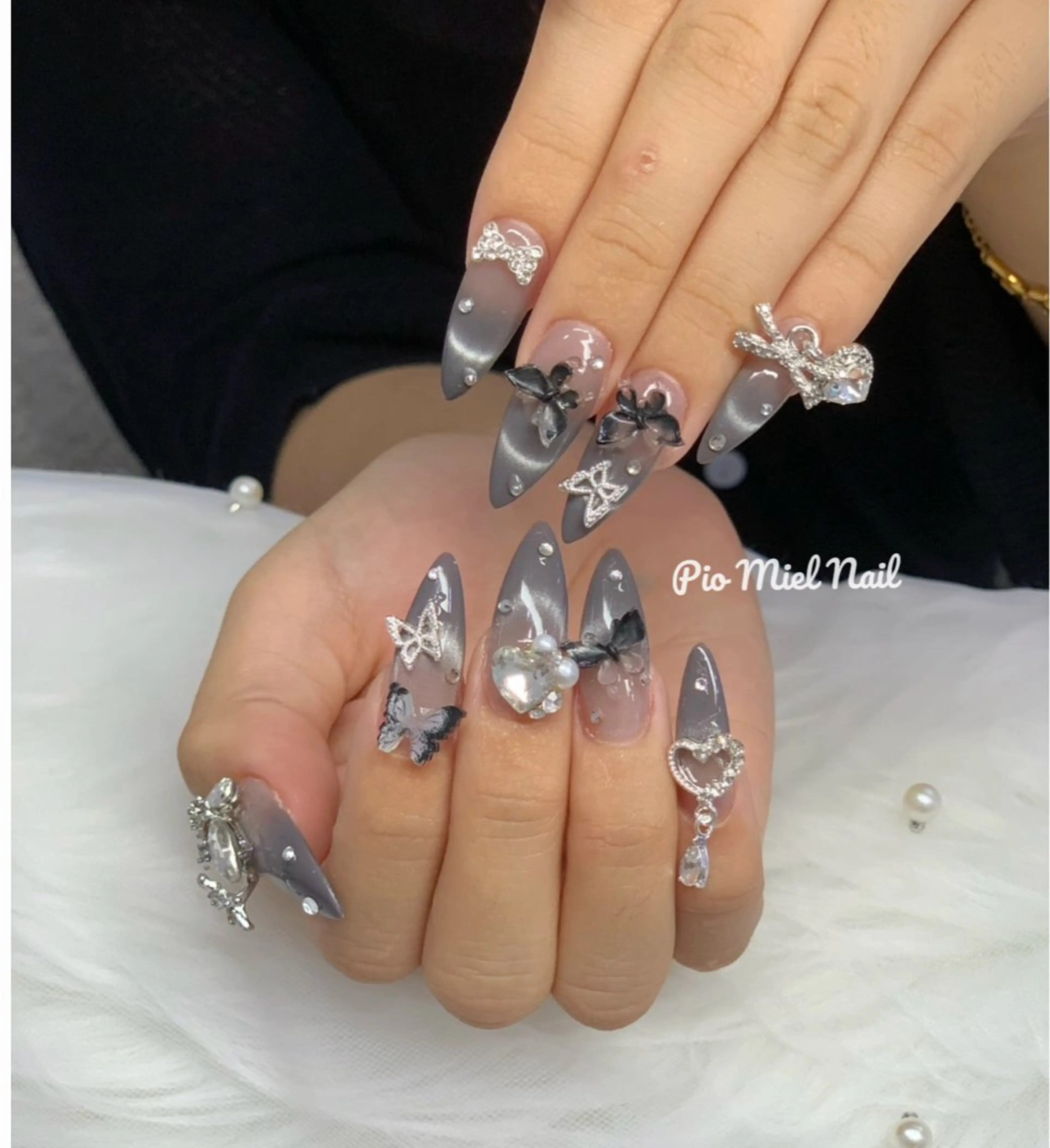 セミロング 韓国風ヘア ハンドネイル Pio Mielのネイルデザイン