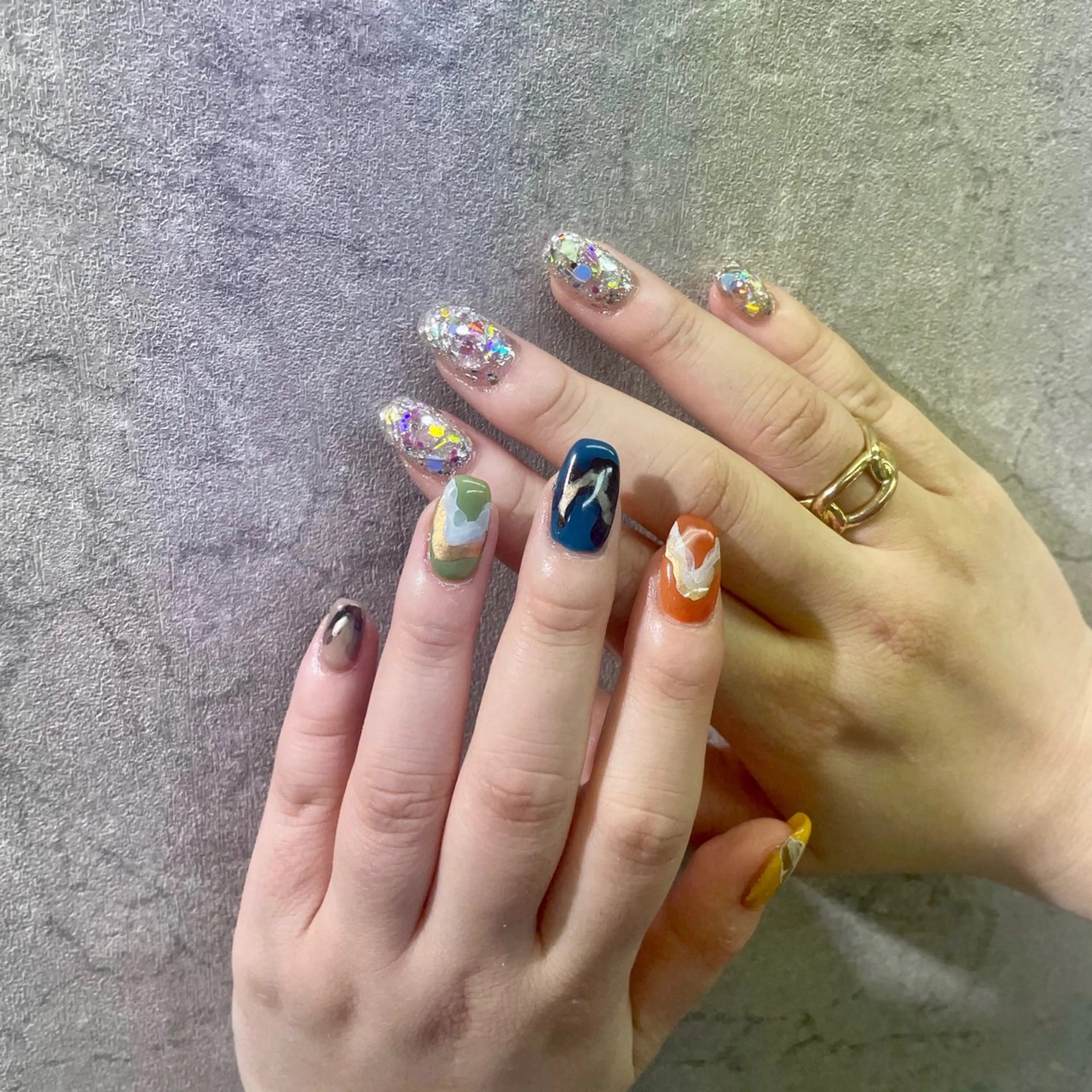 ネイル アートネイル べっ甲ネイル ジェルネイル グリーン キラキラネイル nailstudio eviz新宿店のネイルデザイン