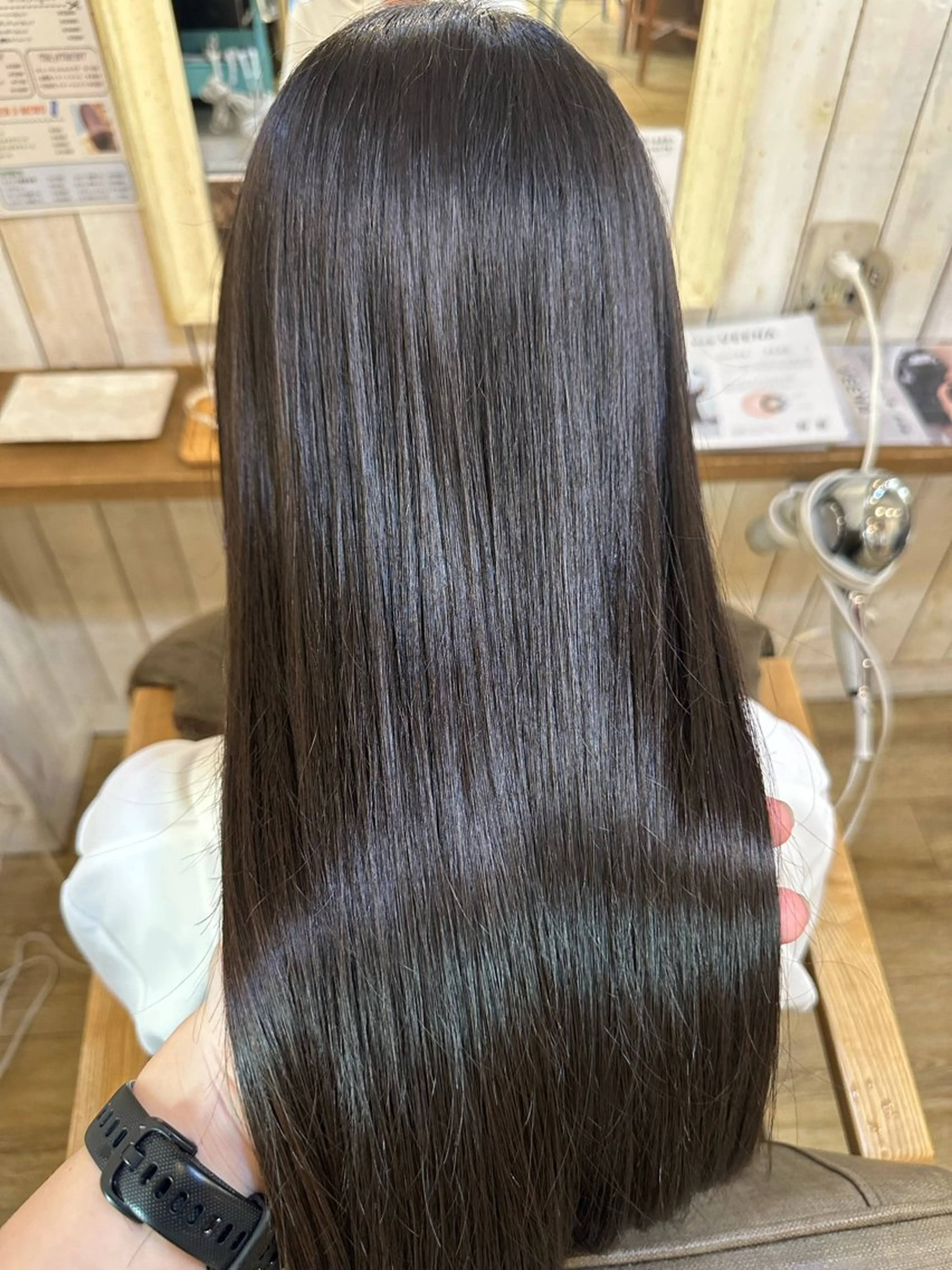ミディアム カット ヘアカラー トリートメント 髪質改善／艶髪/ 透明感カラー/サラのヘアスタイル