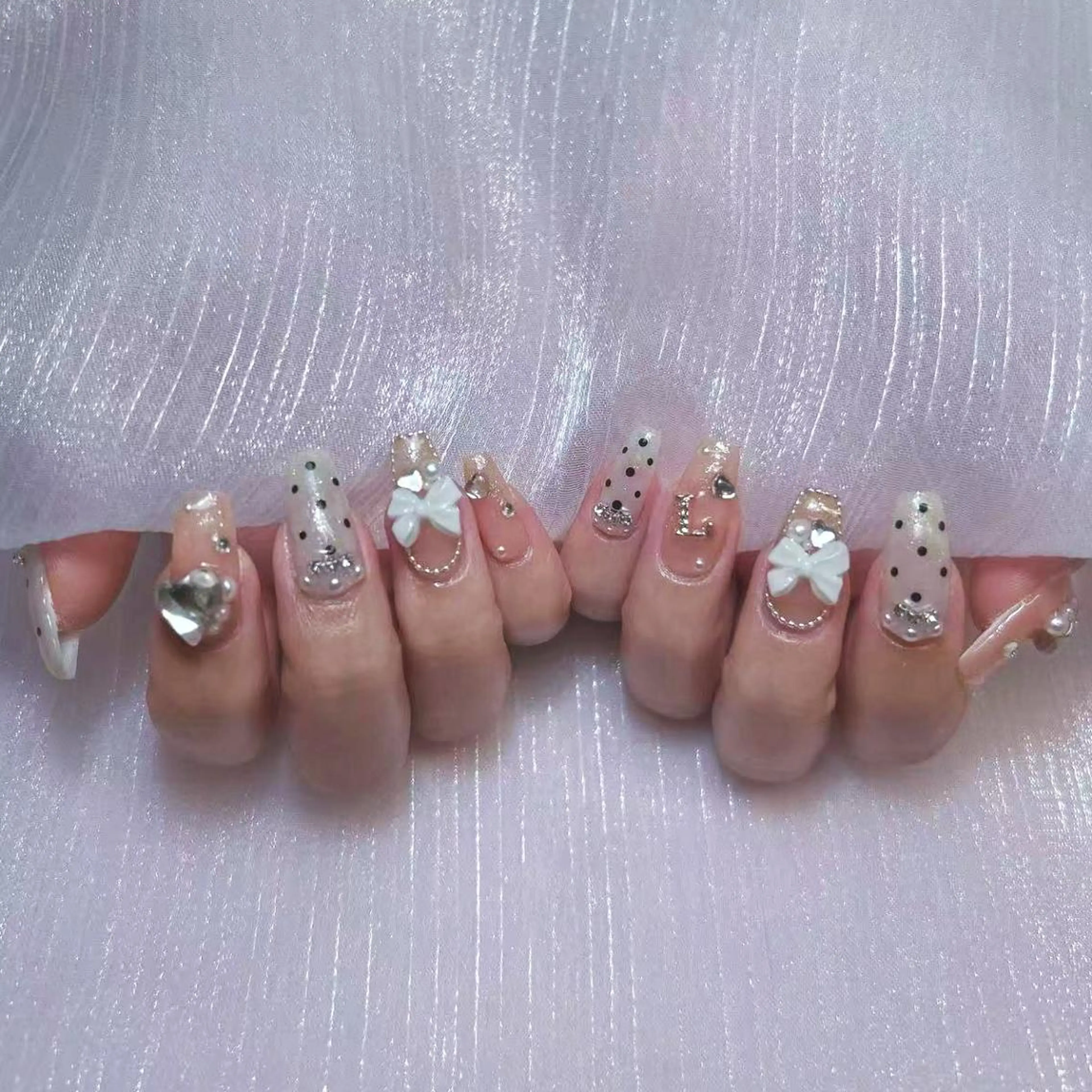 ネイル アートネイル オーロラネイル ガーリー キラキラネイル 韓国ネイル ハンドネイル DIAMOND 💅のネイルデザイン