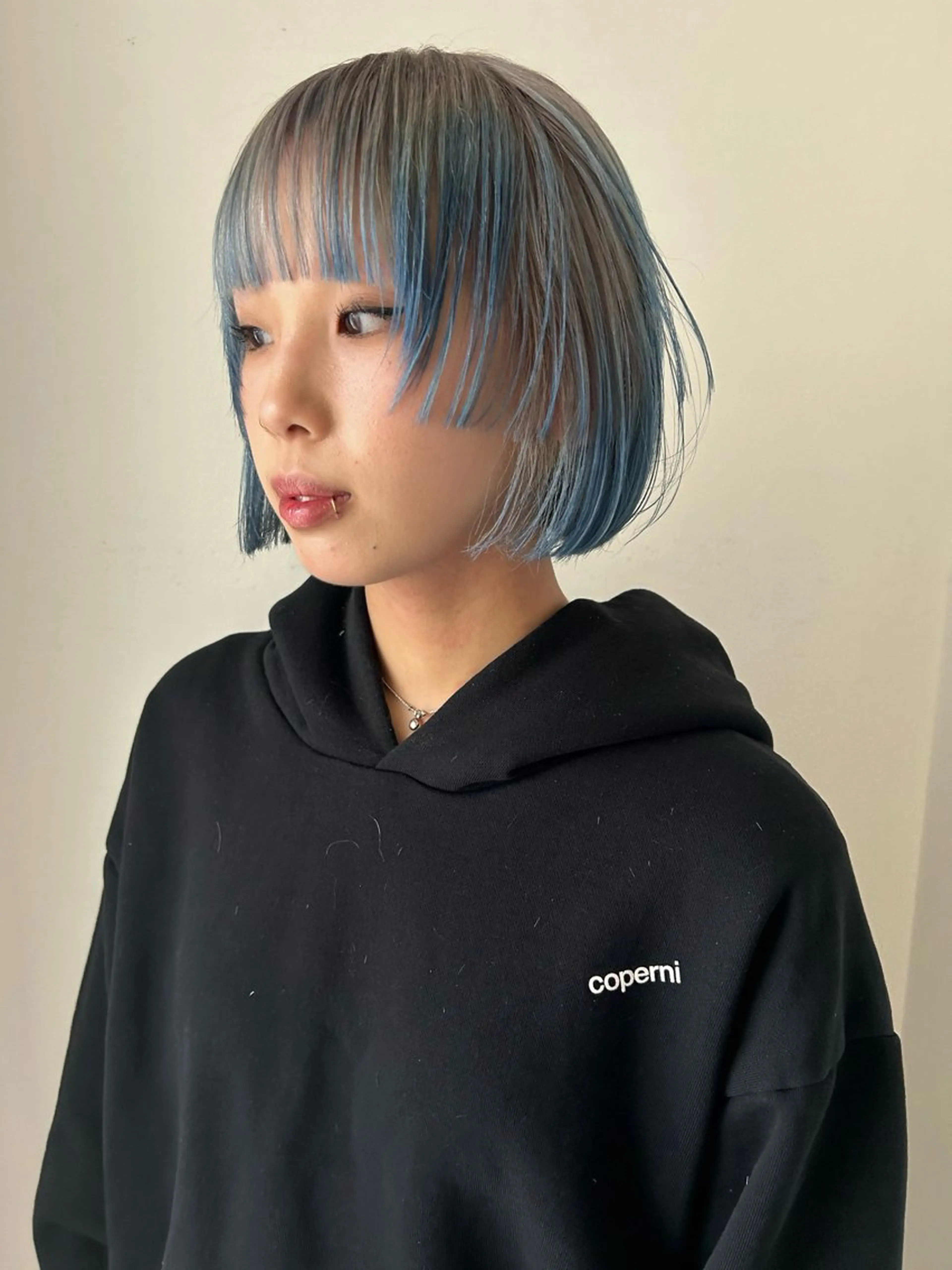ショート カラー アッシュ ベージュカラー ブリーチ ブルーカラー ボブ Loom.所属・村上雅人 ナチュラルモードのヘアスタイル
