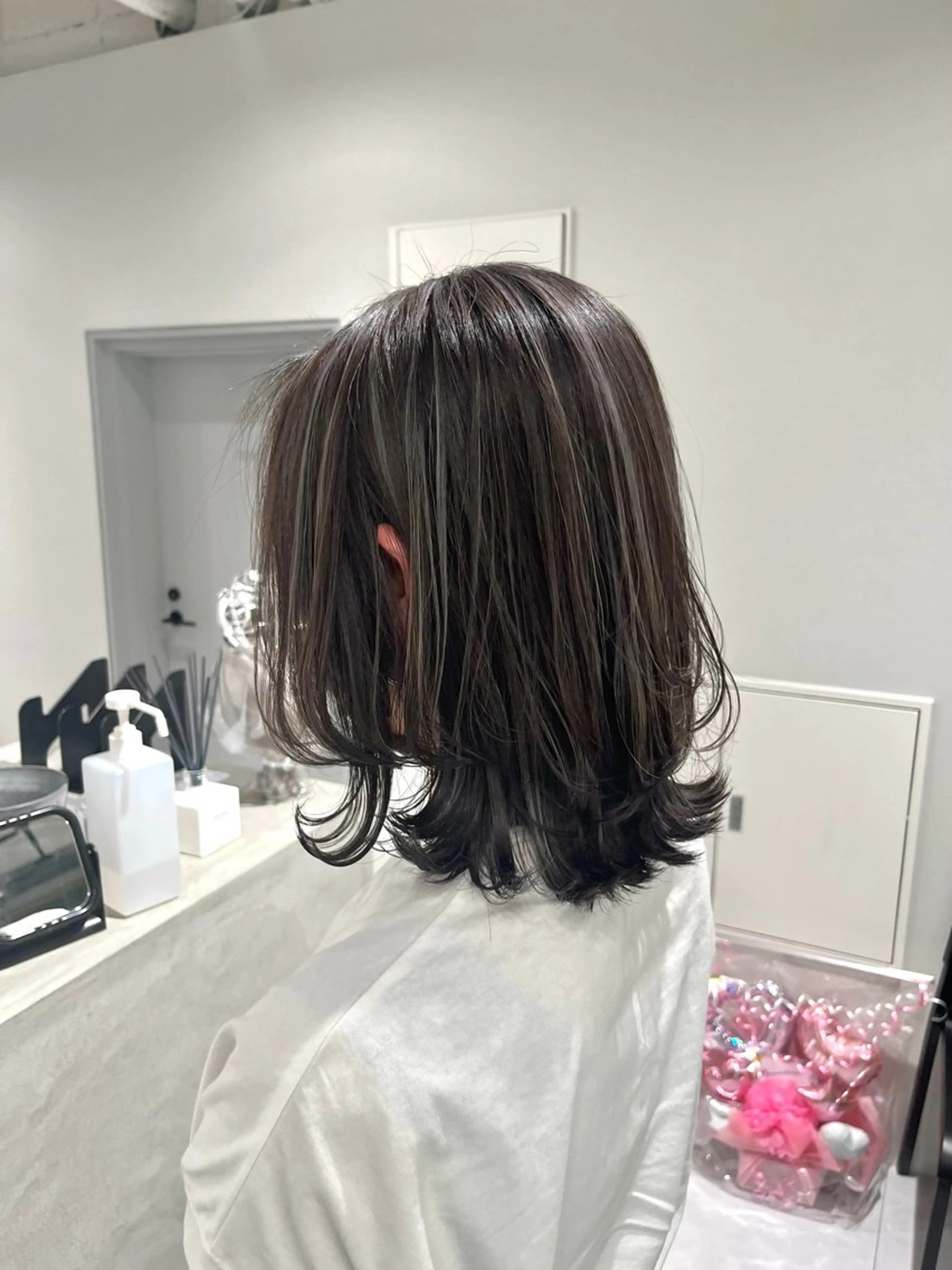 セミロング カラー ハイライトカラー ハイライト カット ヘアカラー バレイヤージュ ハイライトのヘアスタイル