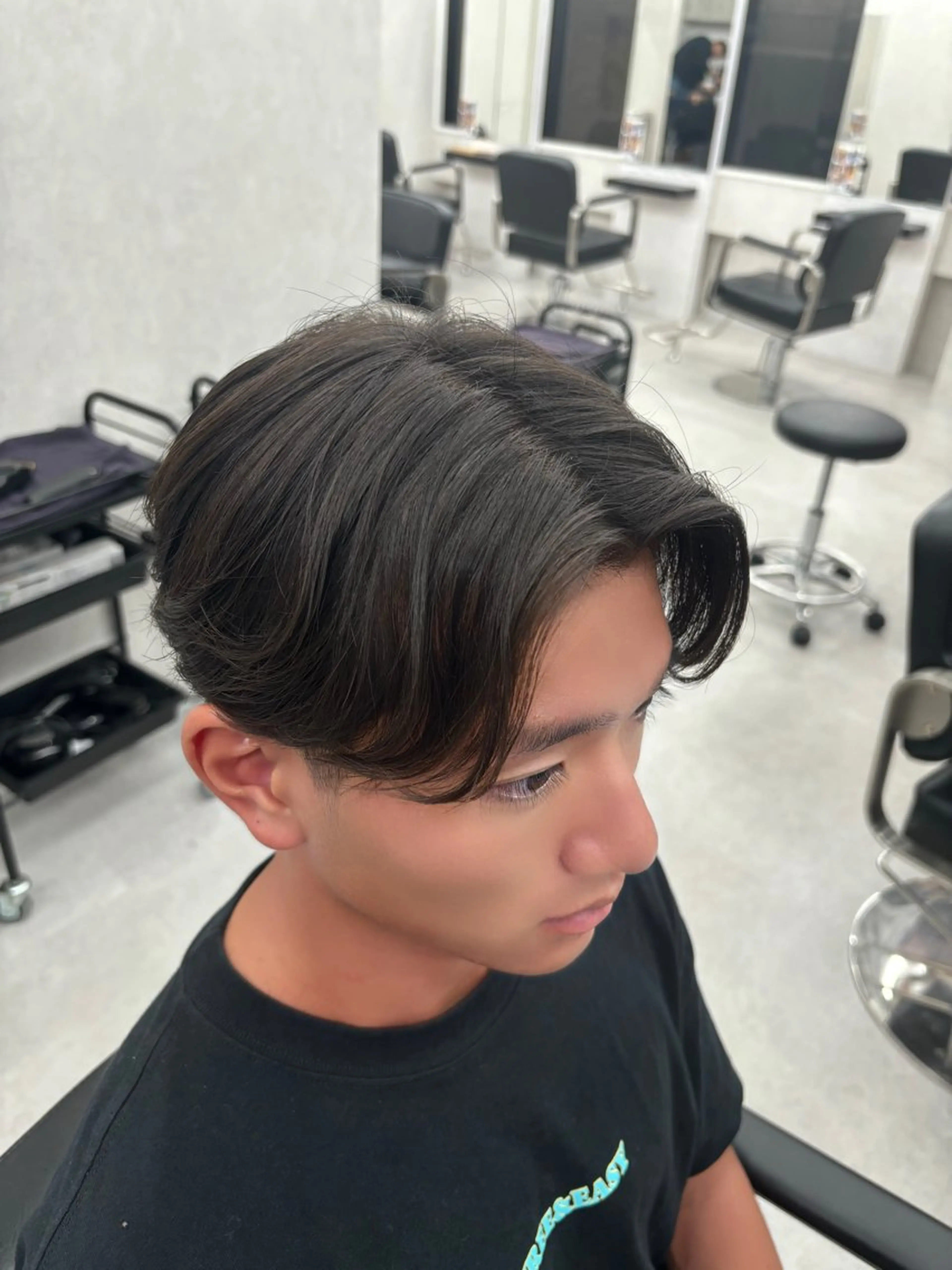 ミディアム メンズ センターパート カット 縮毛矯正 岩井 虎大郎のヘアスタイル