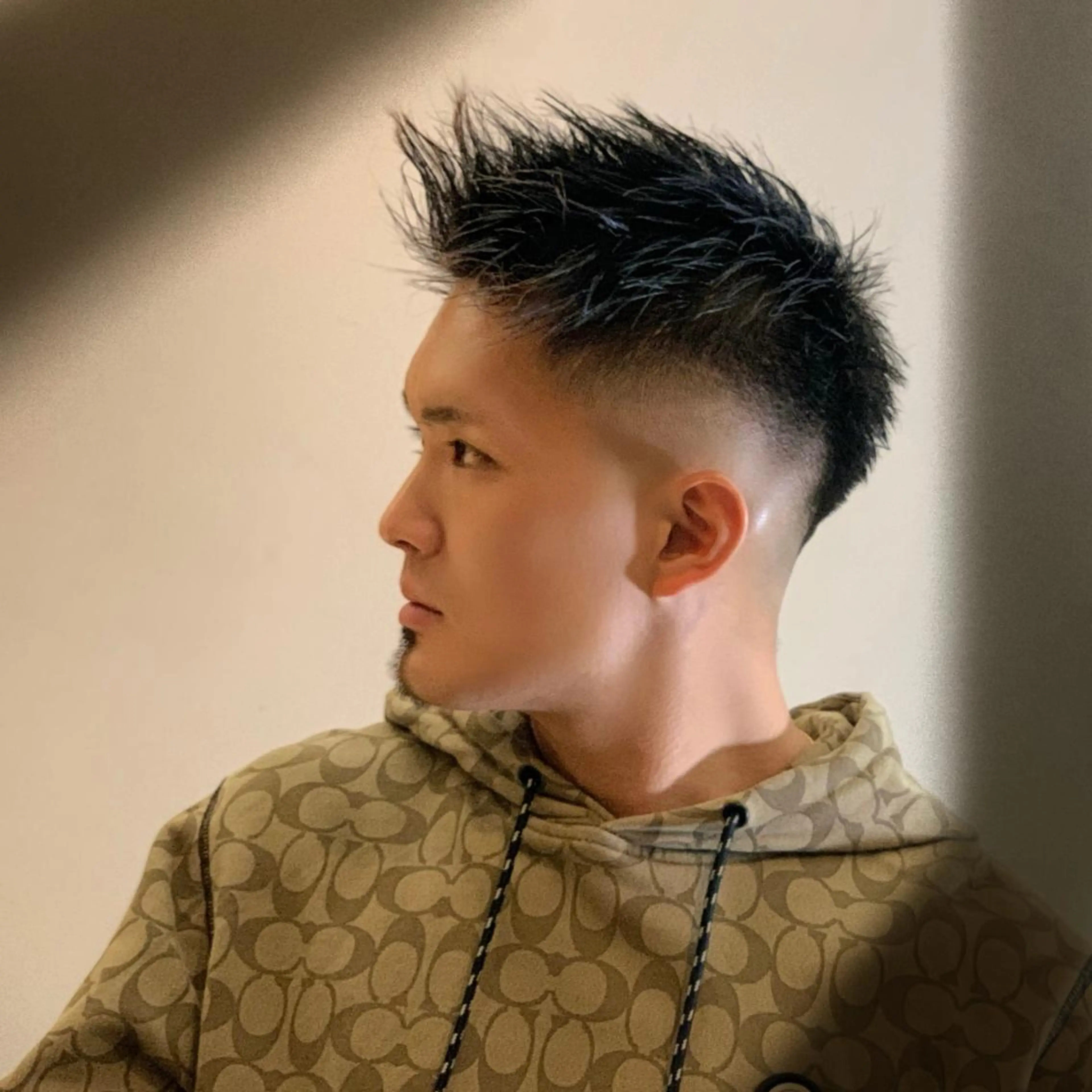 カラー メンズ フェードカット スキンフェード カット ヘアカラー トリートメント メンズ専門　井藤 雅也のヘアスタイル