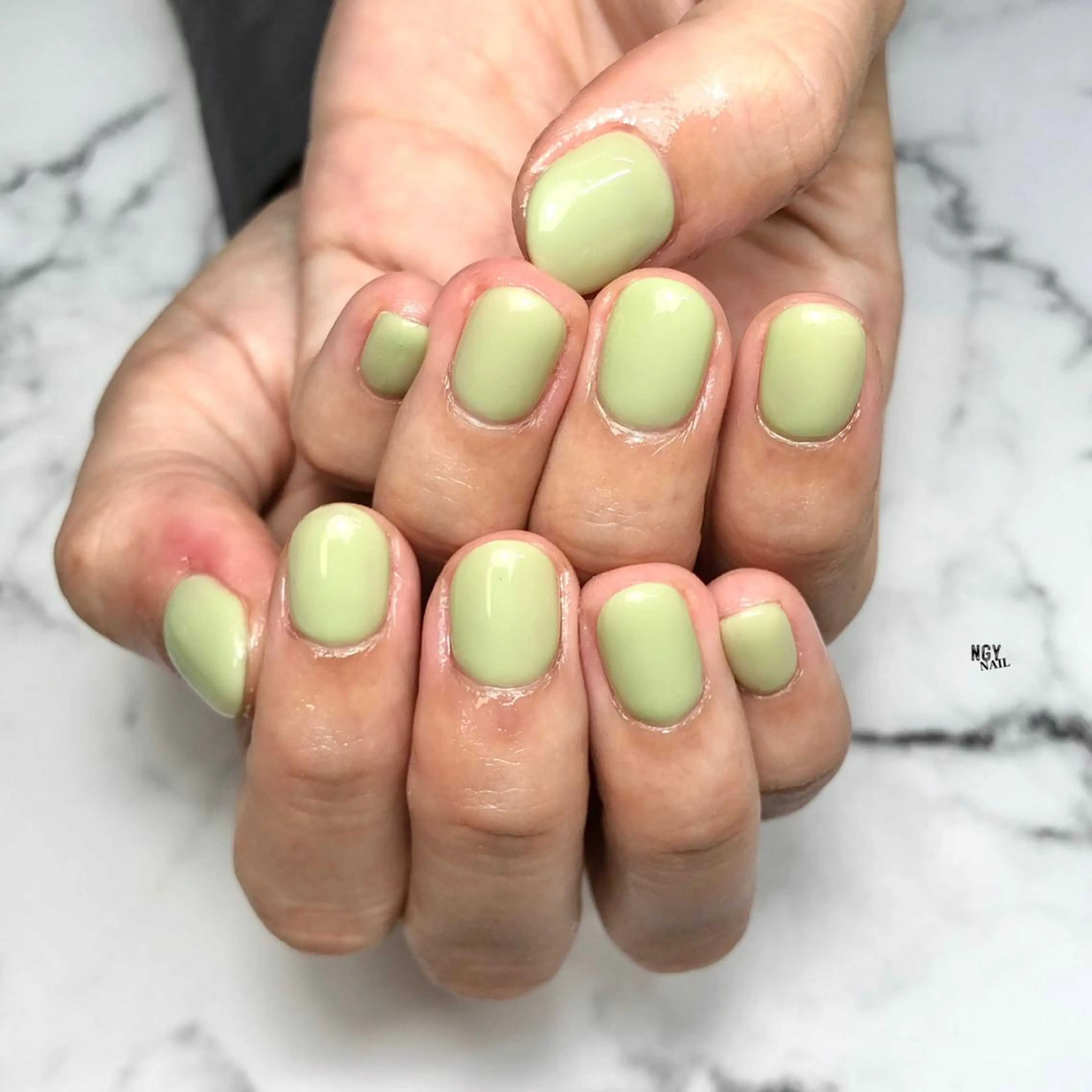ネイル グリーン ワンカラーネイル パステルネイル ピスタチオネイル シンプルネイル ハンドネイル NAIL NOWのネイルデザイン