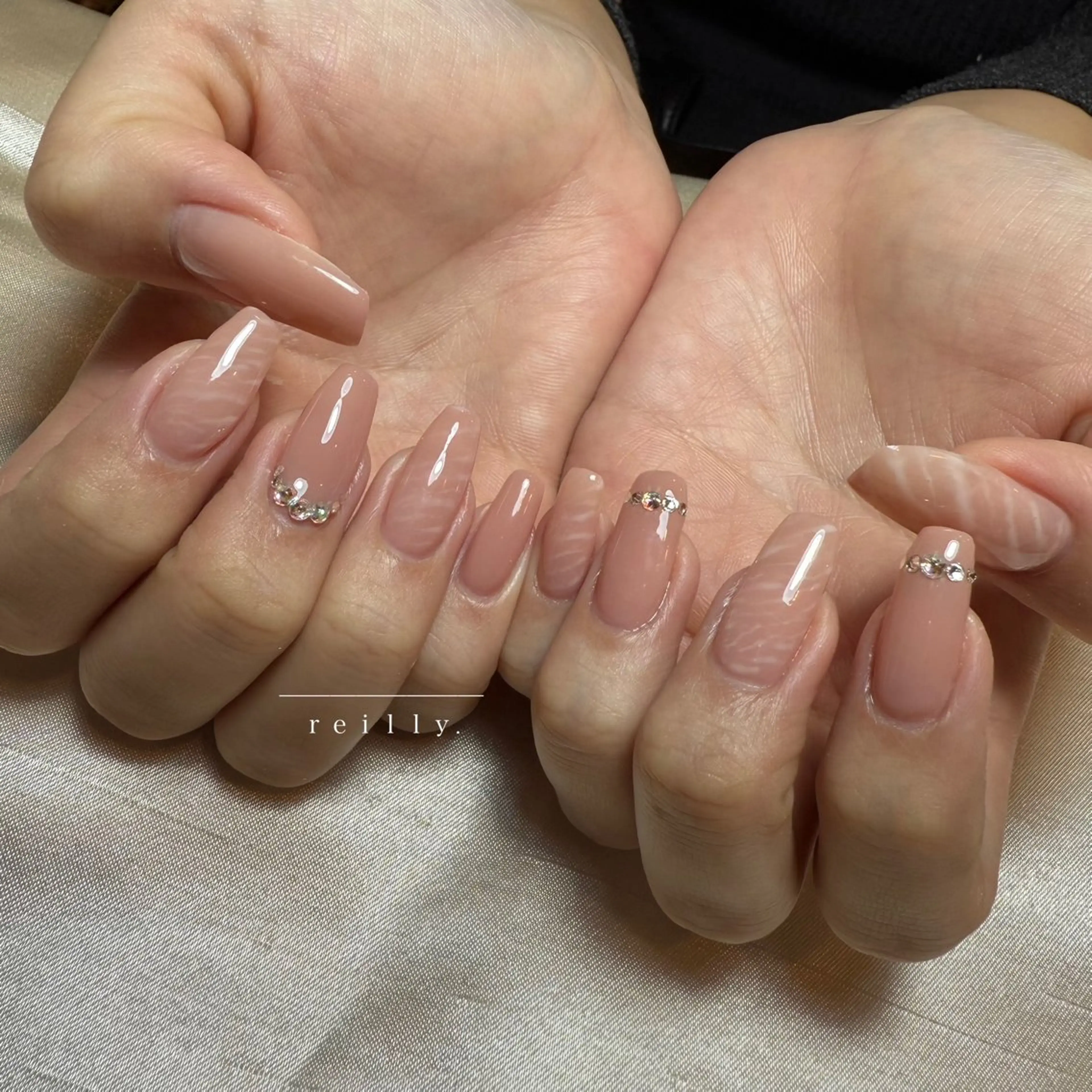 ネイル ブラウン ジェルネイル 持ち込み ニュアンスネイル オフィスネイル ハンドネイル REILLY nail所属・みさき Reillynailのネイルデザイン