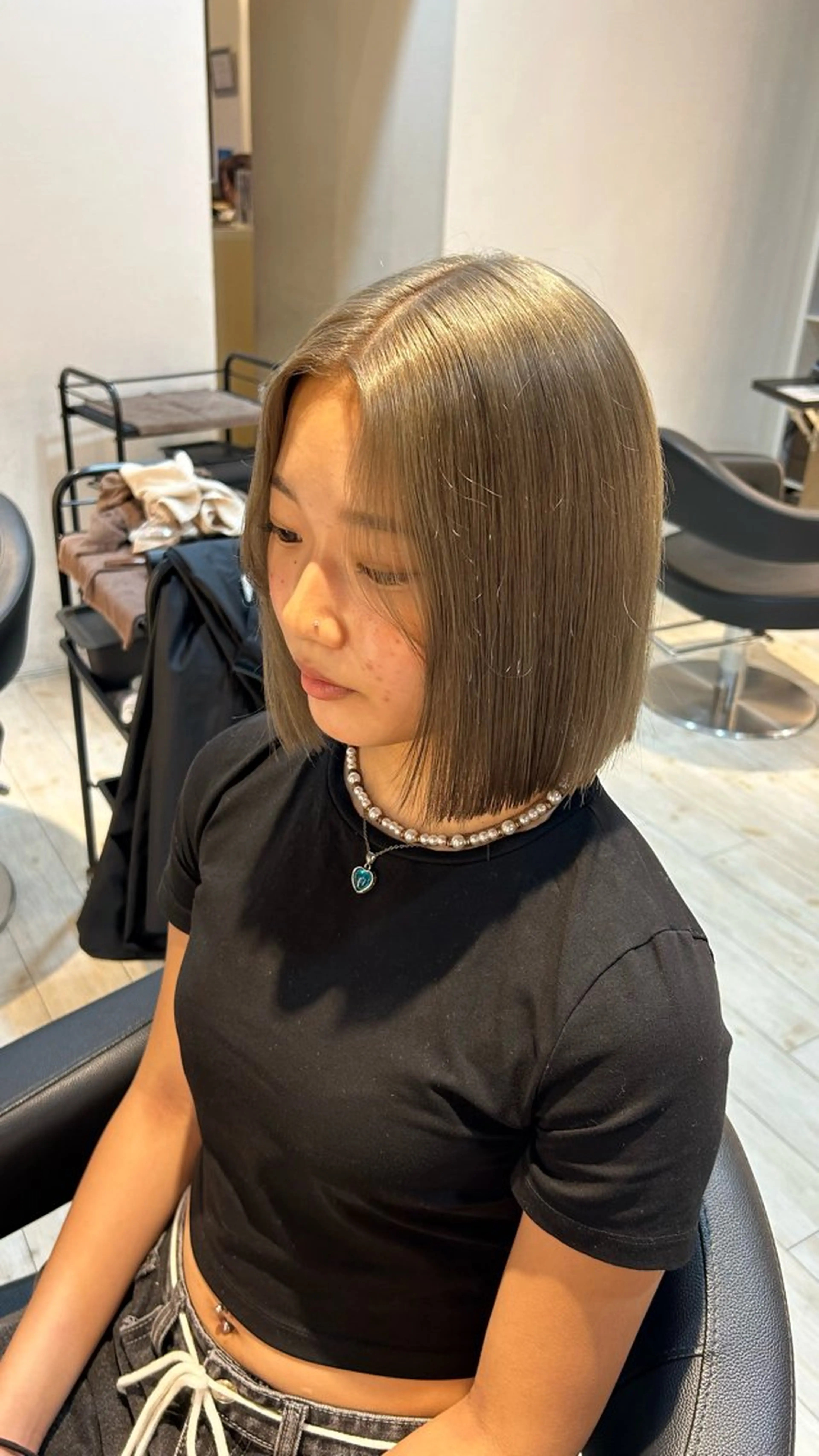 ミディアム カラー ベージュカラー グレージュ オリーブグレージュ オリーブグレー ヘアカラー トリートメント 有働由良／ハイトーン ／韓国メンズヘアのヘアスタイル