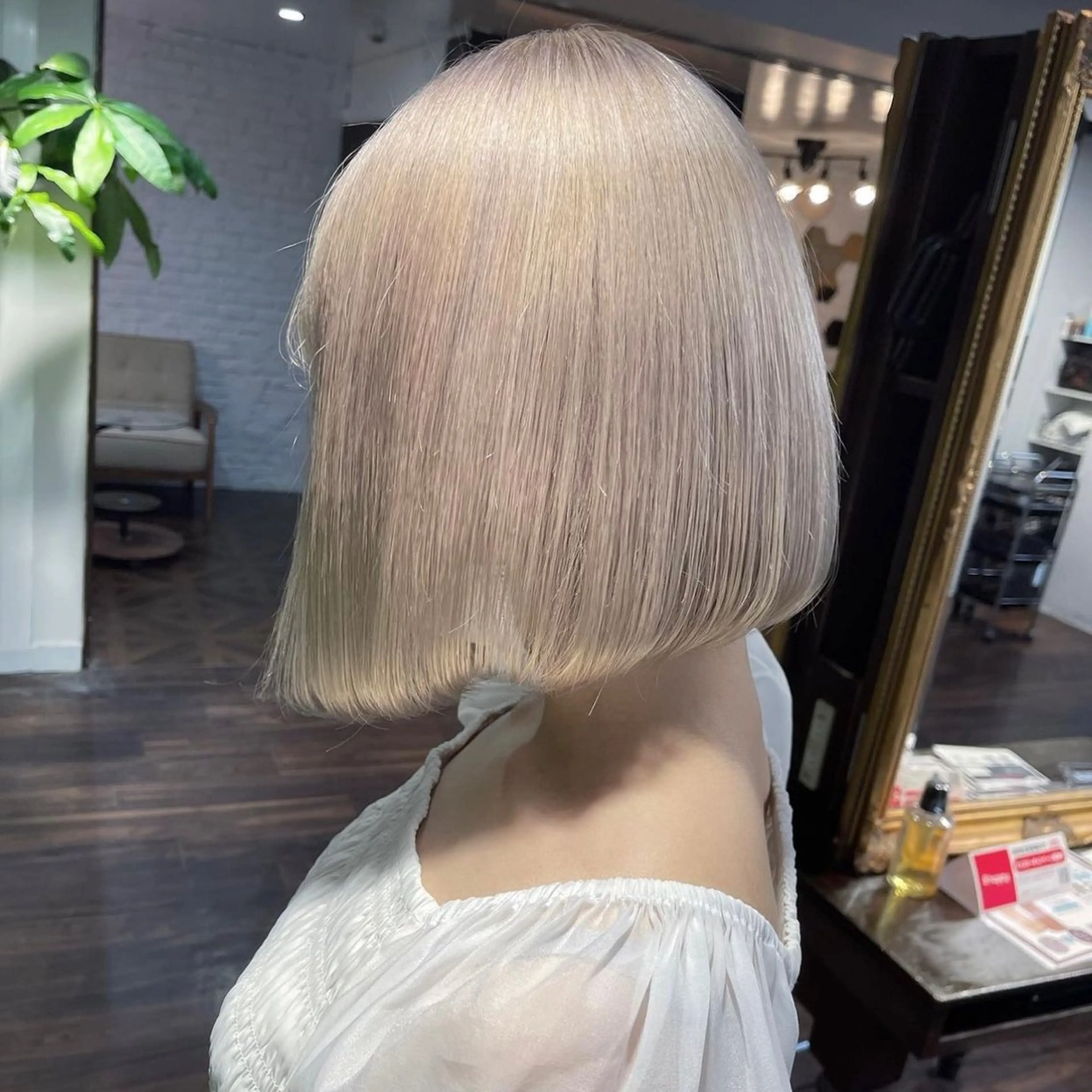ショート カラー ベージュカラー デザインカラー ダブルカラー ハイトーンカラー イルミナカラー 心斎橋ダブルカラー ボブ/レイヤーのヘアスタイル