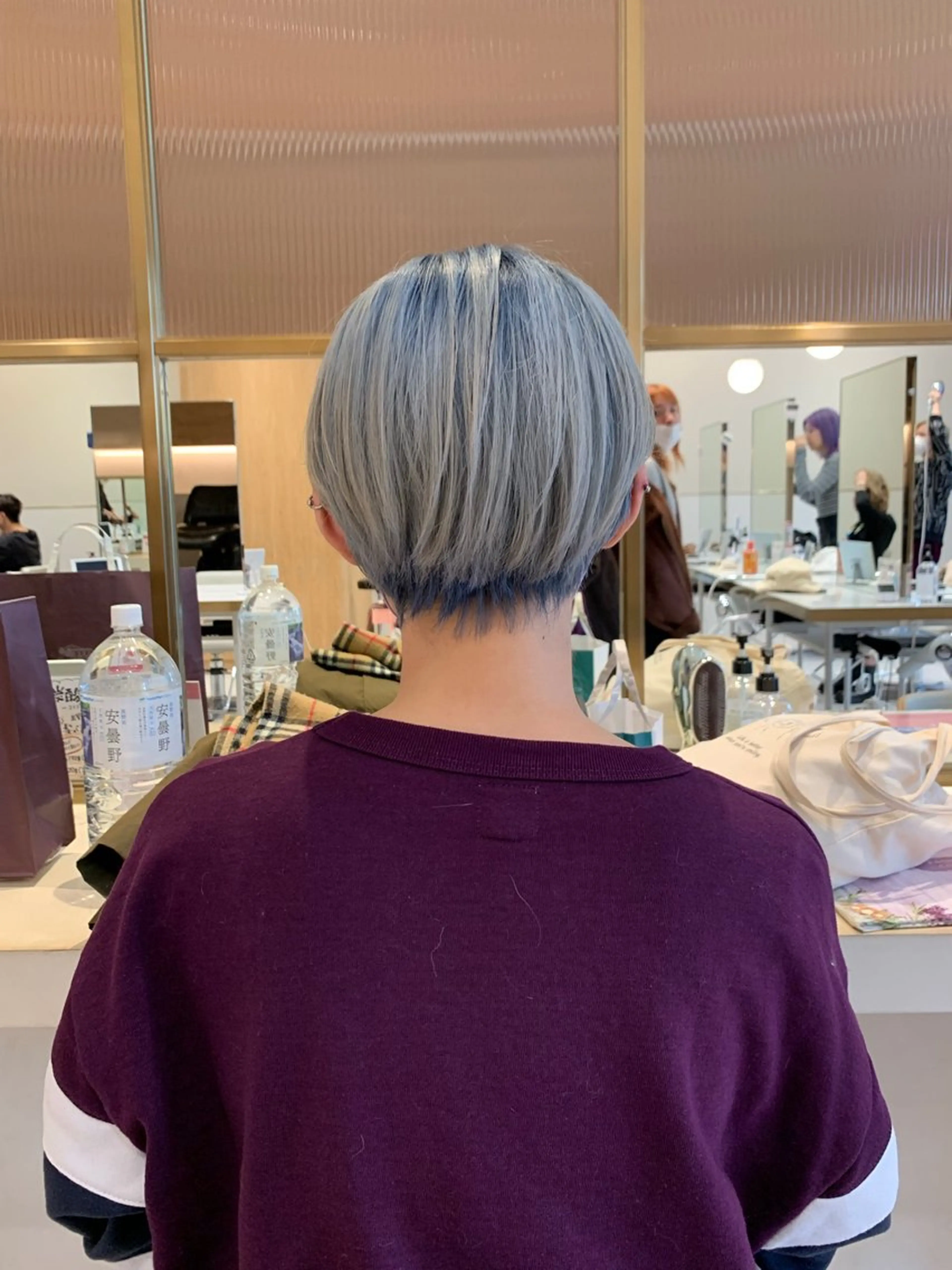 ショート カラー 透明感カラー ダブルカラー インナーカラー くびれヘア 斜めバング ヘアカラー トリートメント ヘアセット ニュアンスレイヤー ハイトーンカラーのヘアスタイル