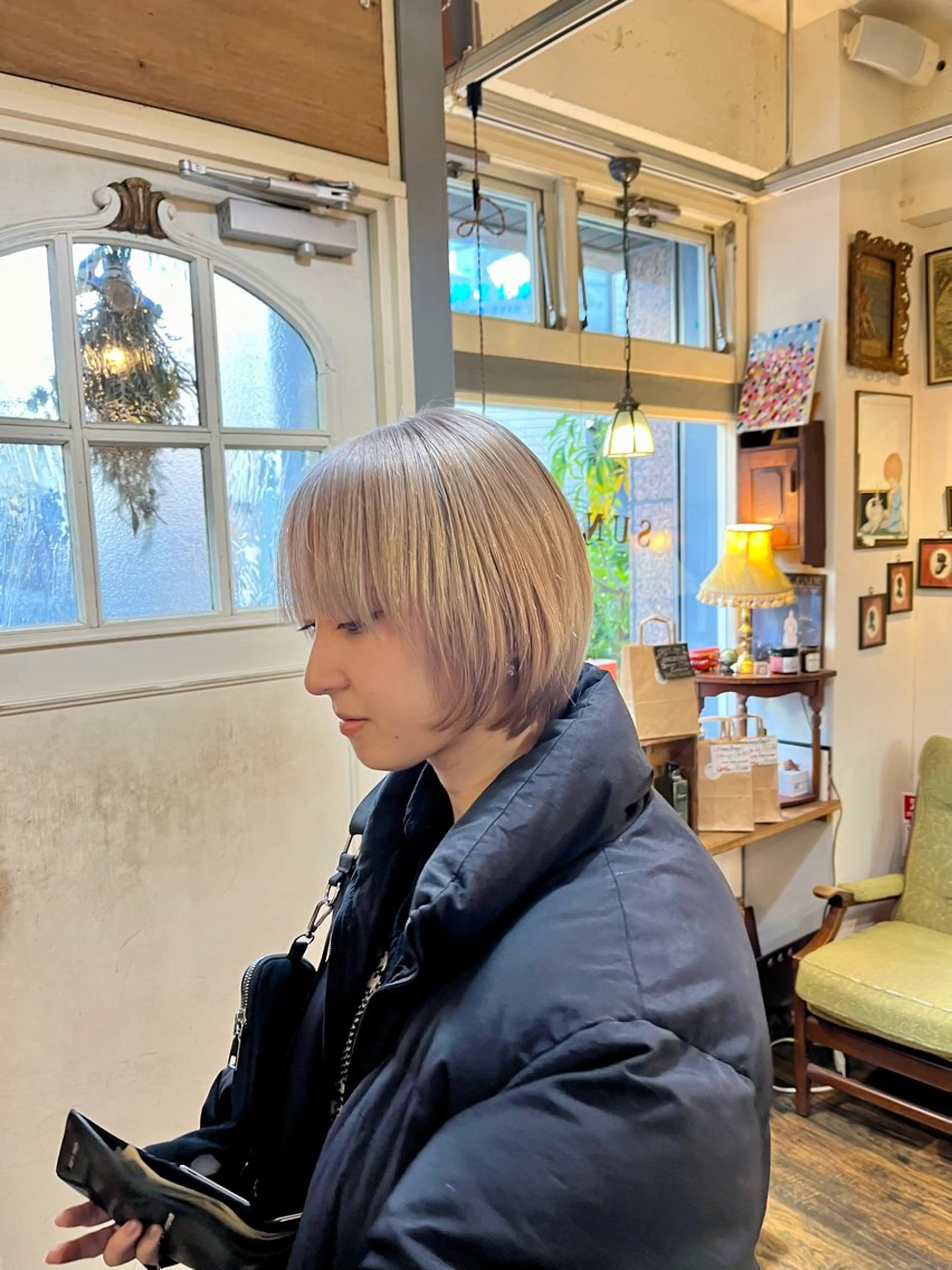ショート カラー ブリーチ ボブ カット ヘアカラー トリートメント ヘッドスパ 抜け感パーマ/ 顔まわり/緒方椋のヘアスタイル