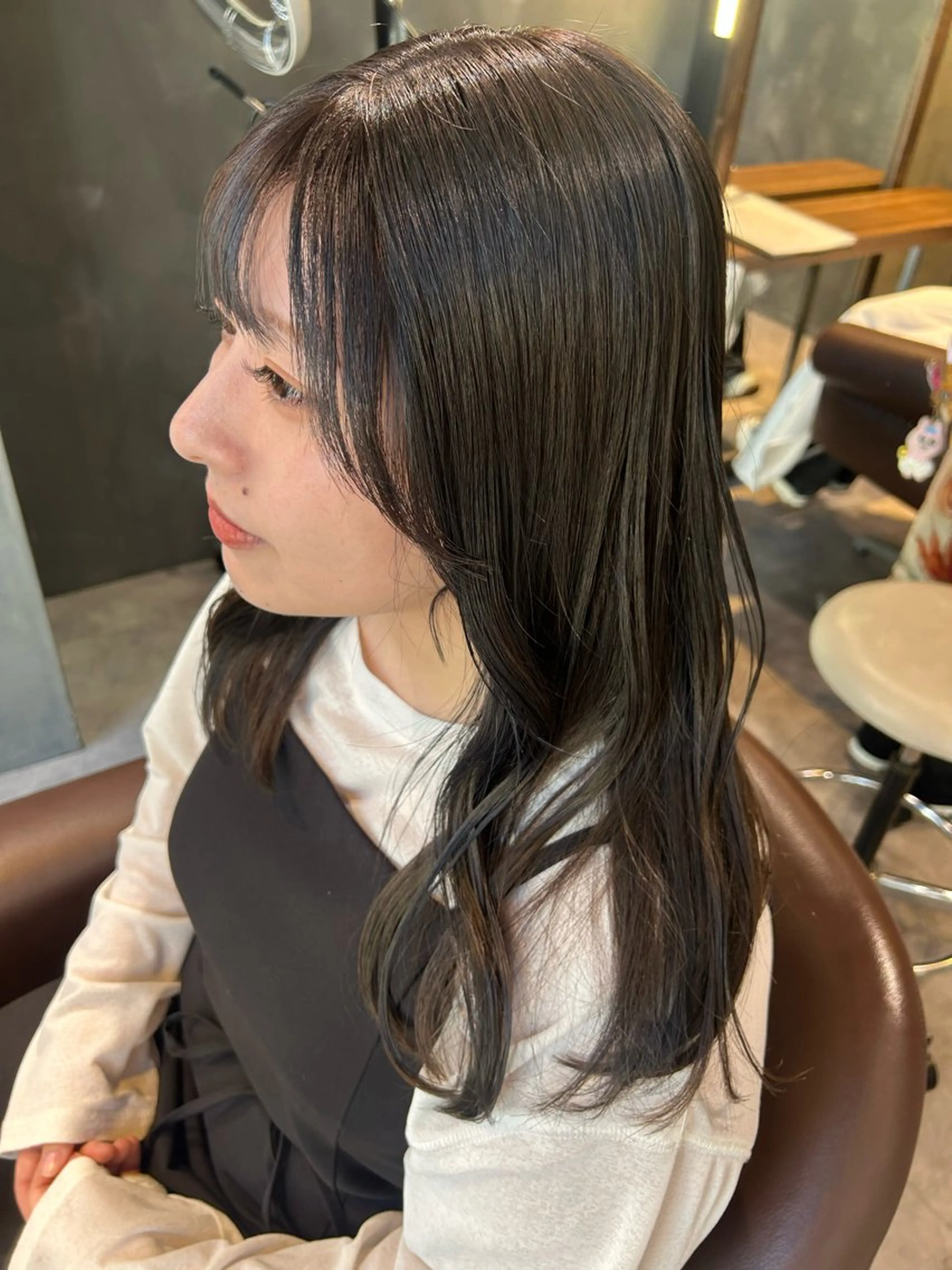 結んでもかわいい顔周りのおくれ毛カットの写真