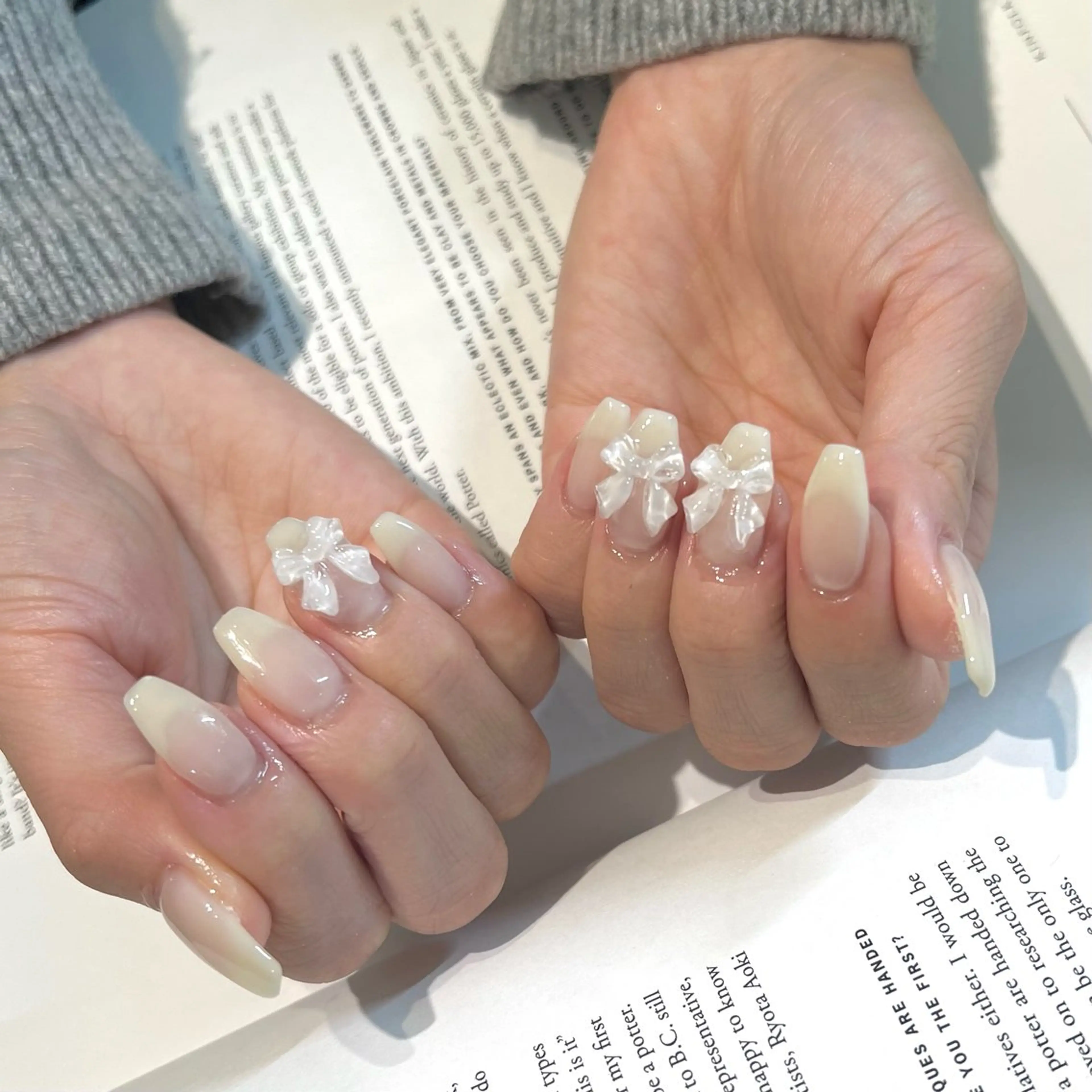 ネイル リボン ホワイト sio.nail&eyebrow salon shimokitazawa2号店所属・nailist mana𖤐´-のネイルデザイン
