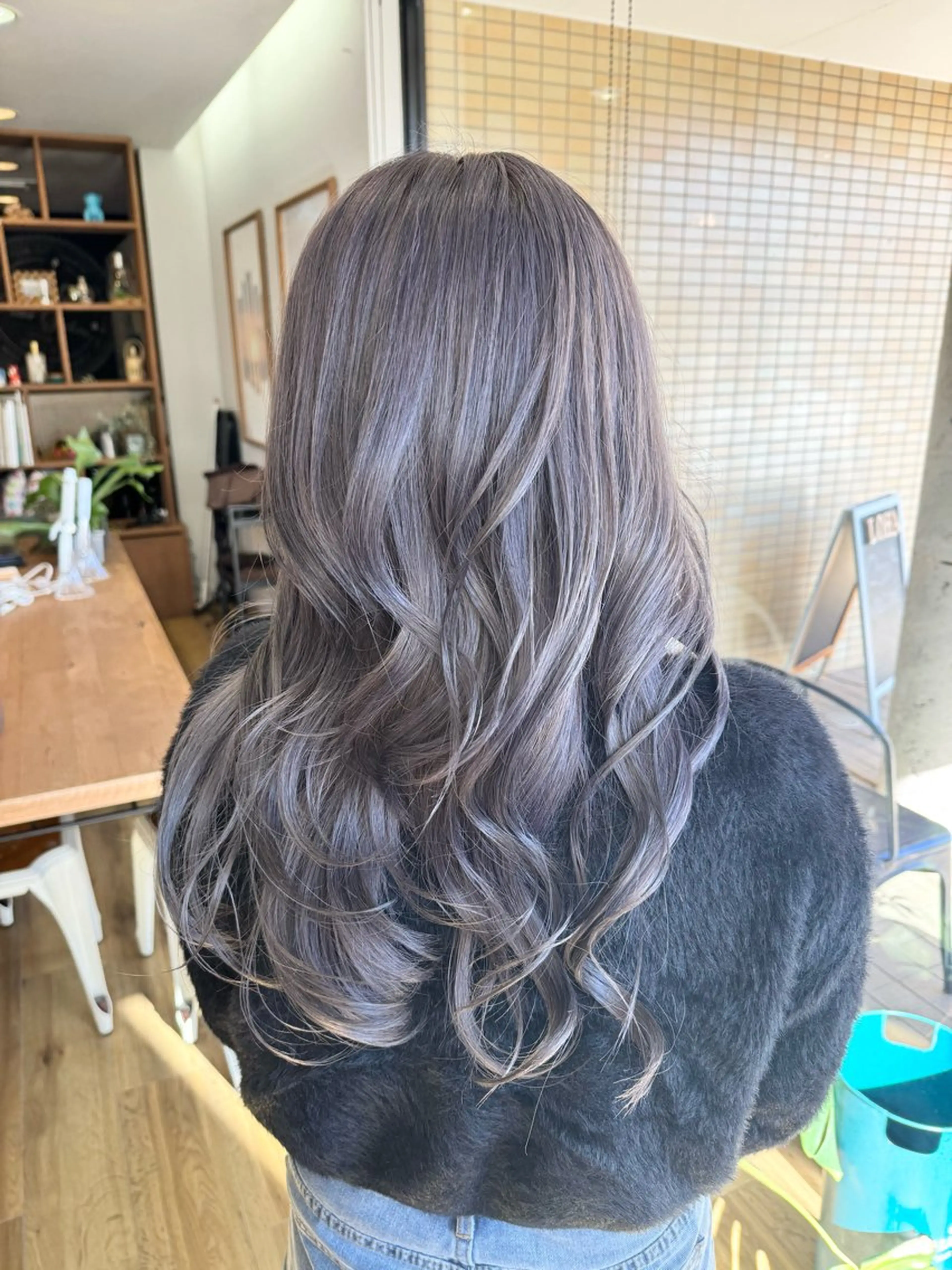 ロング カラー ブリーチ ラベンダーカラー ラベンダーグレー ヘアカラー トリートメント ツキダテ ユイのヘアスタイル