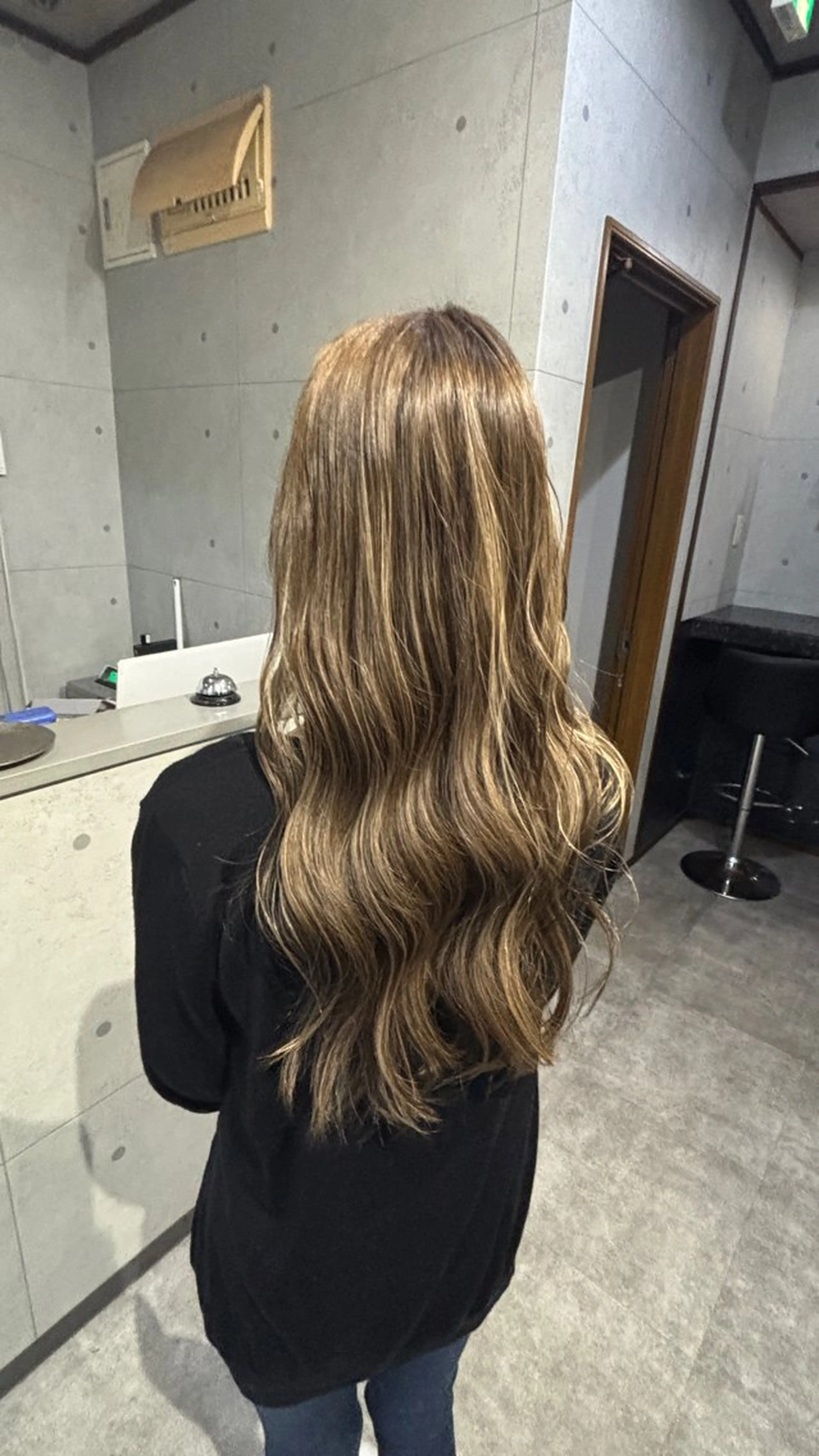 ロング ボブ くびれヘア くせ毛 切りっぱなしロブ 小顔カット カット ヘアカラー トリートメント REVE所属・REVE 【外国人風カラー】のヘアスタイル