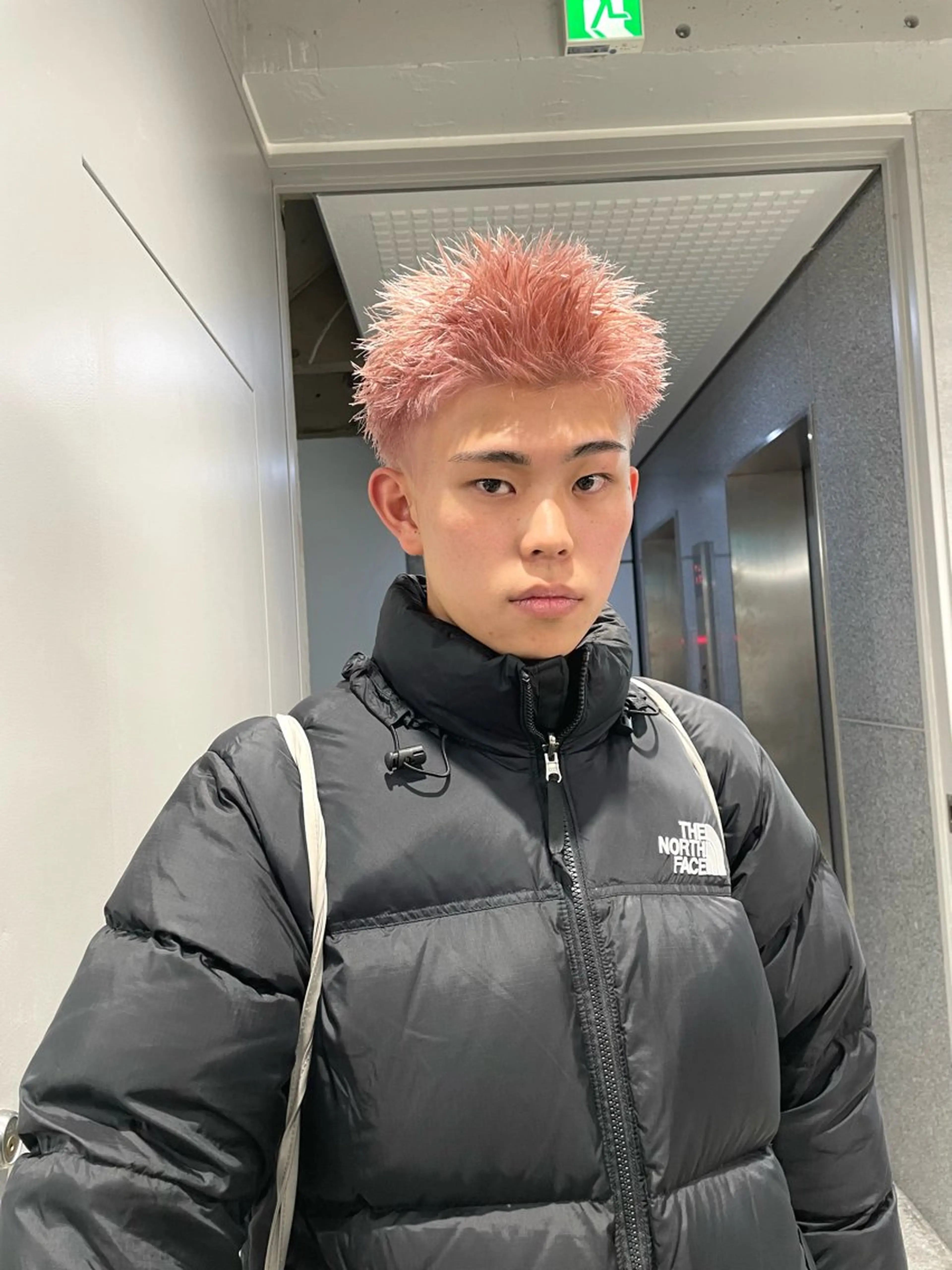 ショート カラー メンズ センターパート フェザーパーマ メンズハイライト メンズメッシュ マッシュ センターパート/ニュ アンス🔥鎌田嵩矢のヘアスタイル