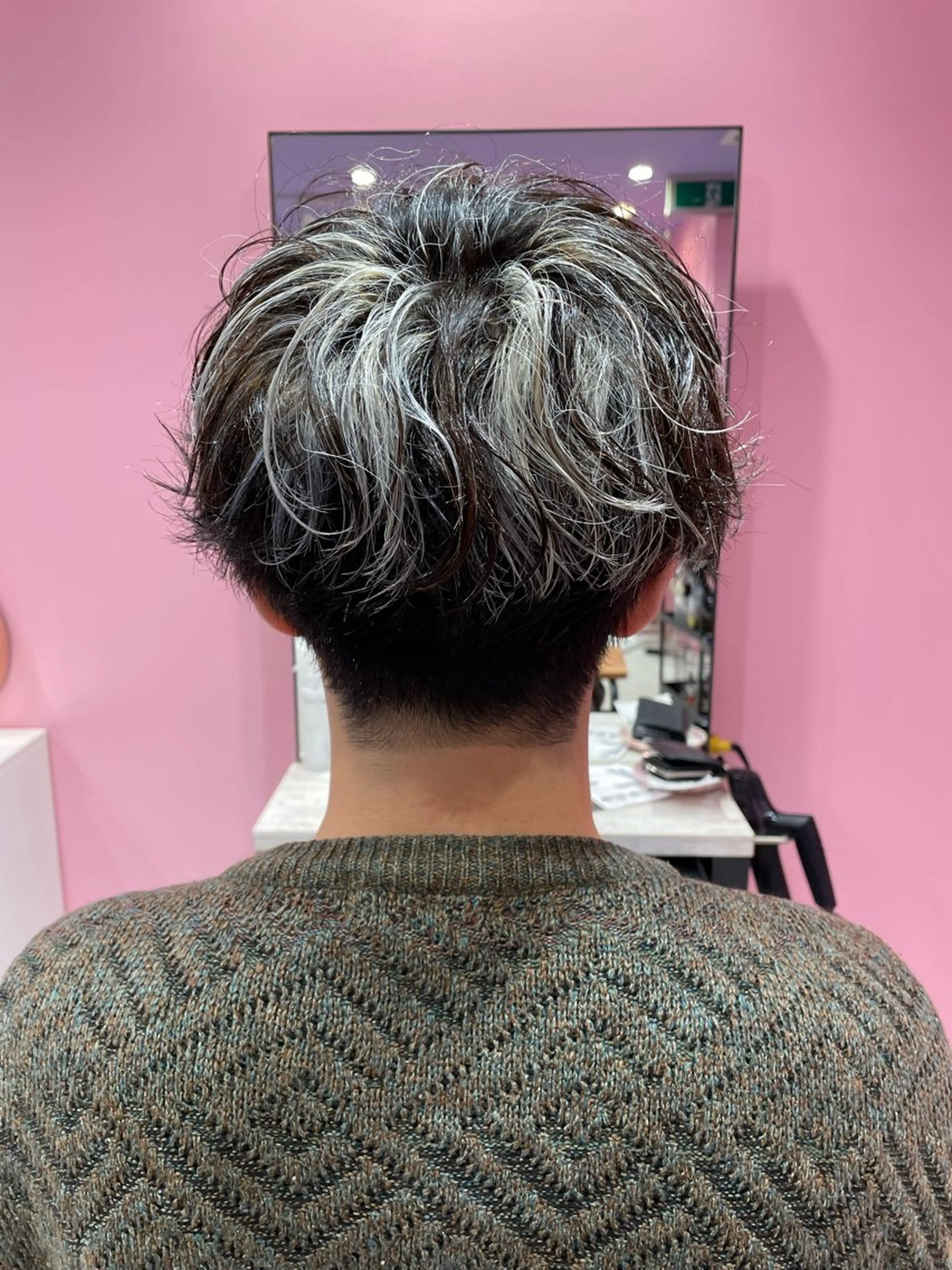 ショート カラー パーマ ハイライトカラー くせ毛 ハイライト 山本 真之介のヘアスタイル