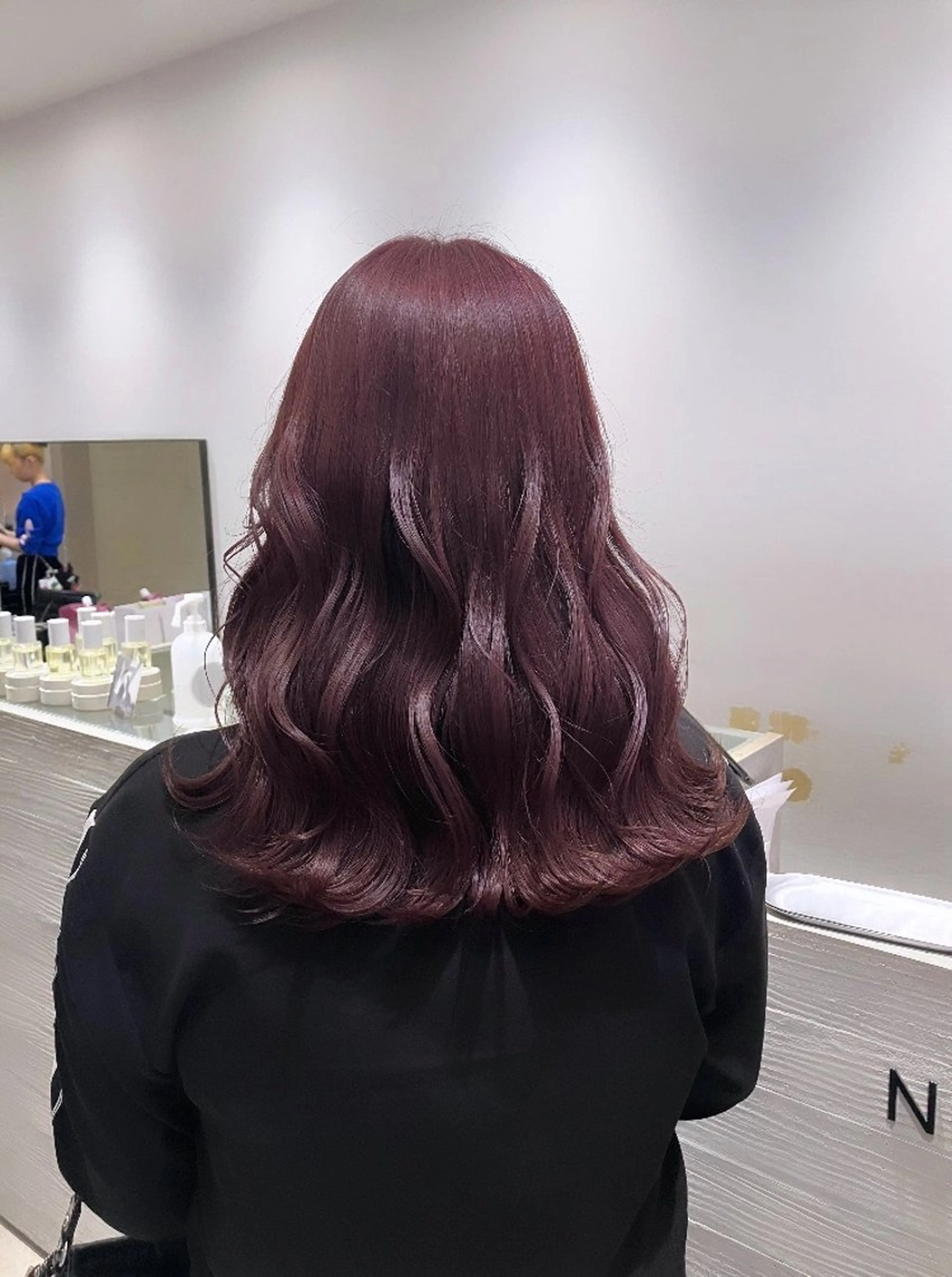 ミディアム カラー ブリーチ ピンクカラー ピンクパープル パープルカラー カット ヘアカラー サキ🤍ハイトーン 🩰くびれ巻きヘアのヘアスタイル