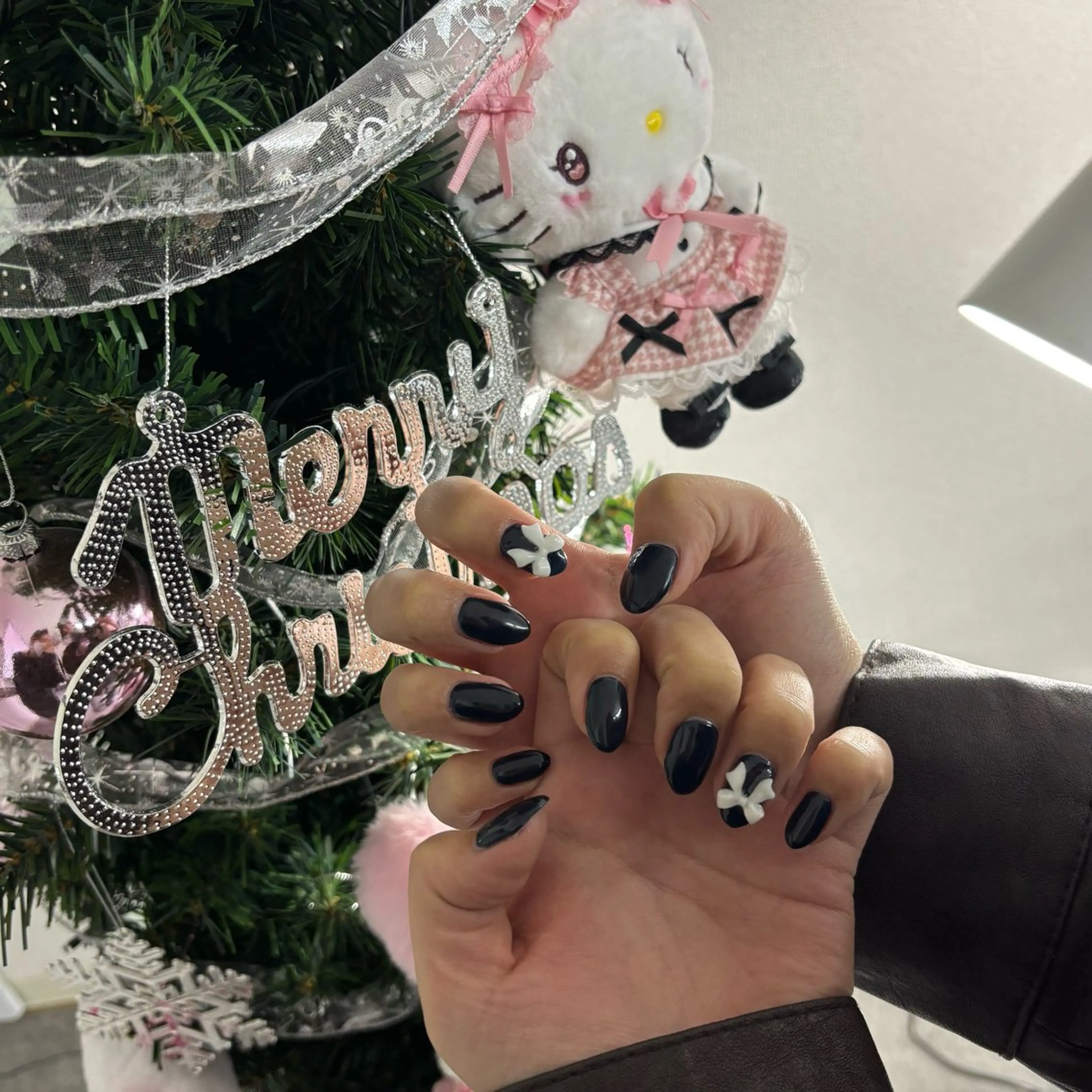 ネイル ガーリー ワンカラーネイル リボン シンプルネイル 冬ネイル ꒰ঌheaven໒꒱ chieのネイルデザイン
