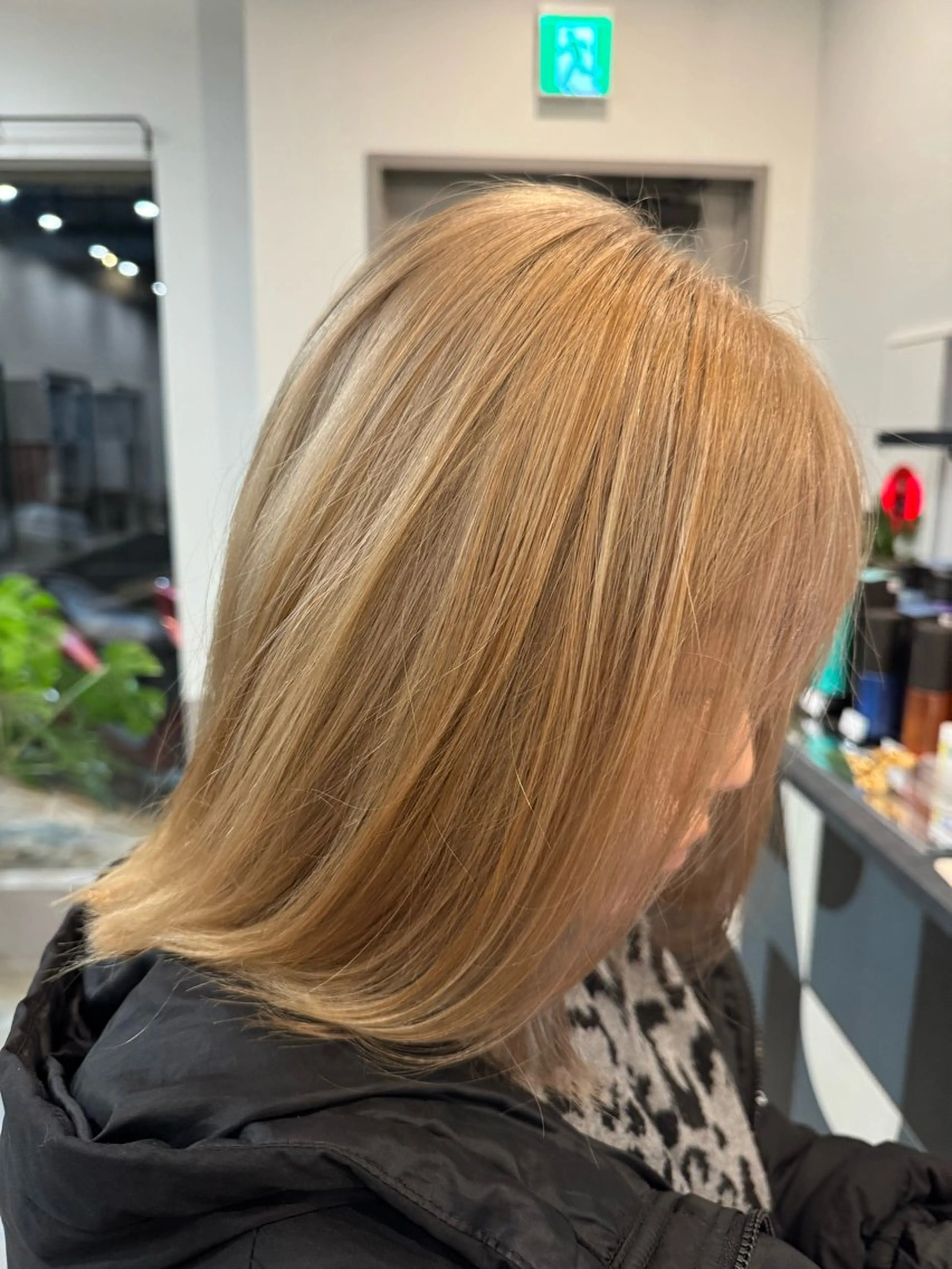 ミディアム カラー ベージュカラー ブリーチ ミルクティーベージュ ヘアカラー dog star 関 海斗のヘアスタイル